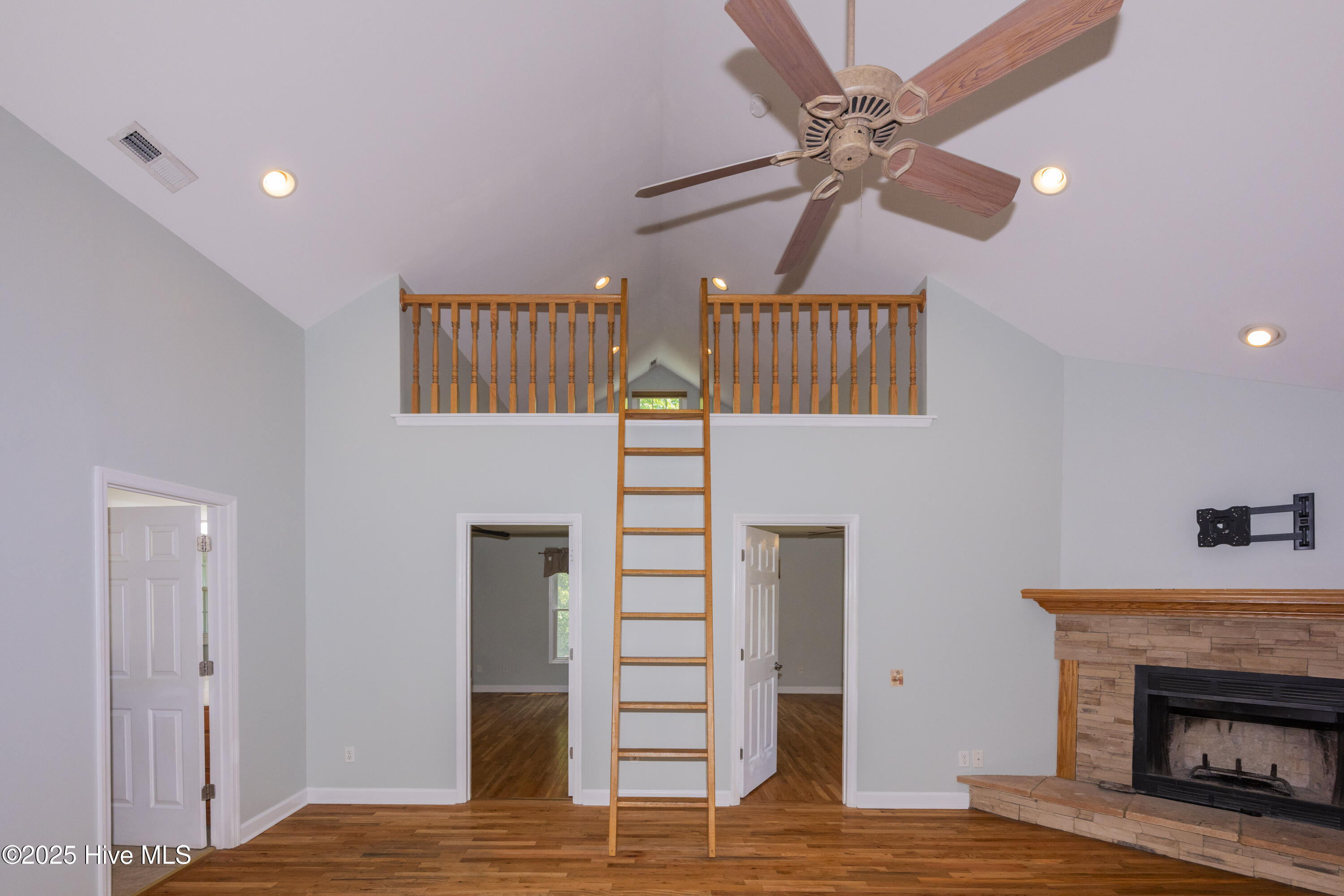 100523766 | Photo 46