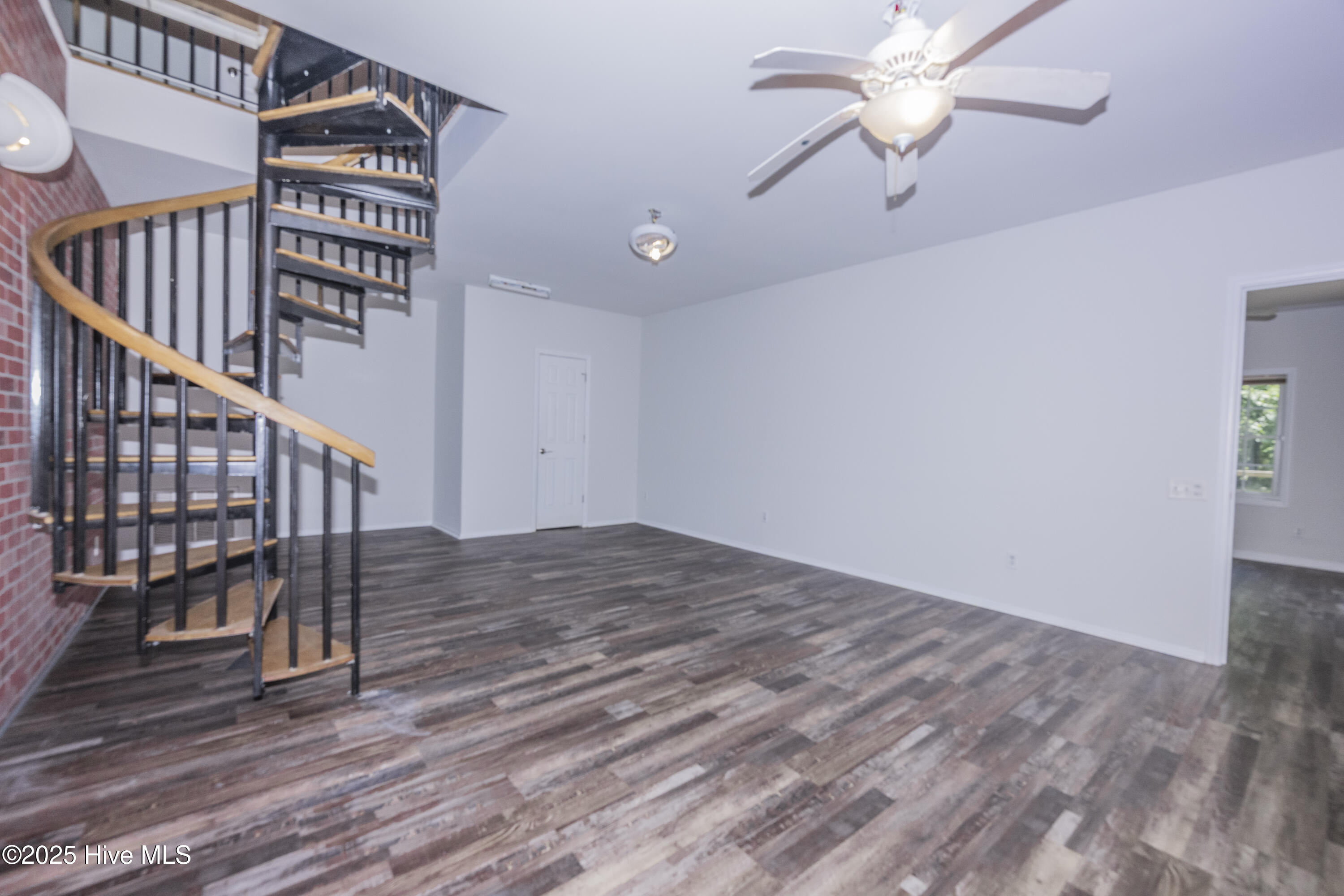 100523766 | Photo 61