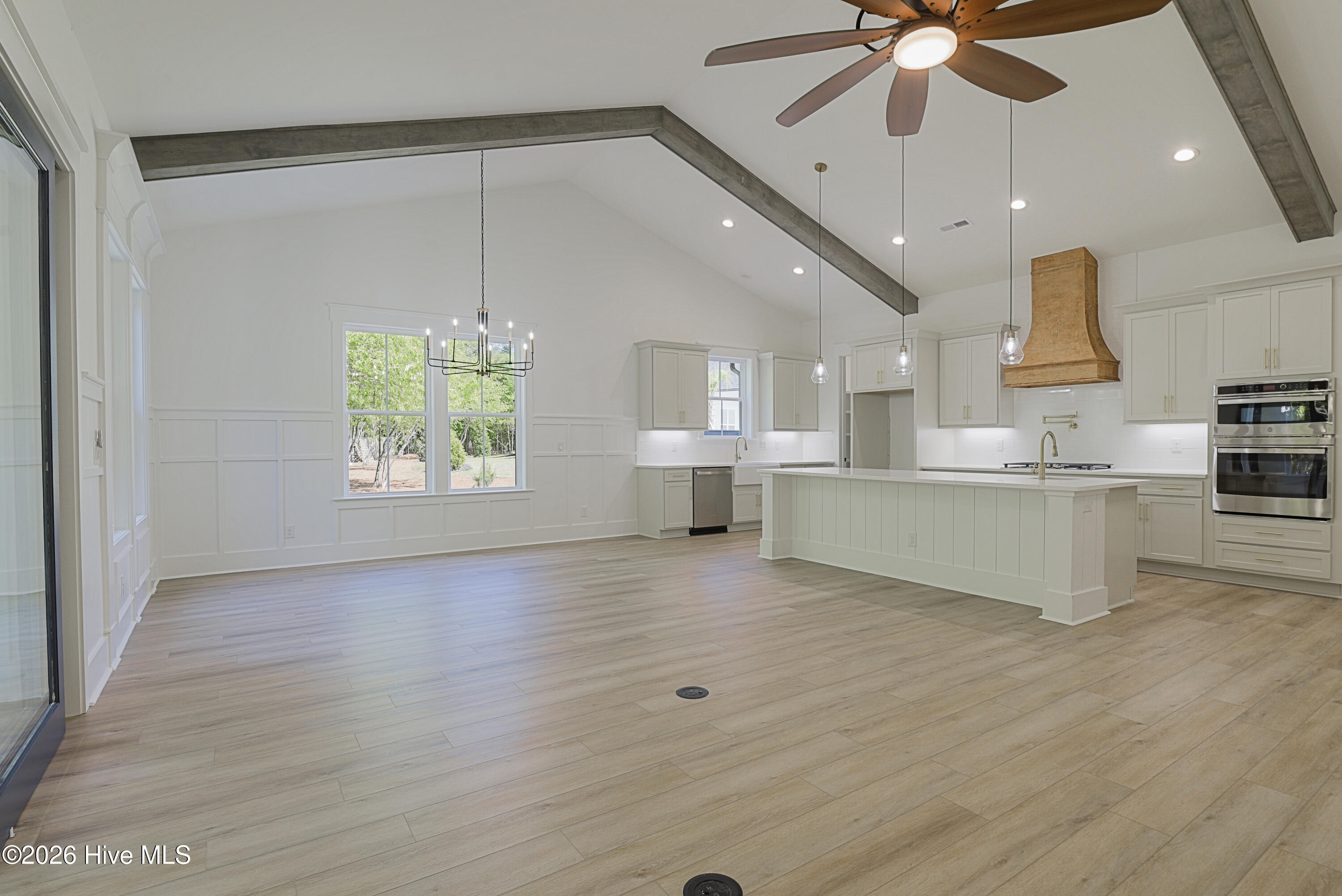 100547115 | Photo 23