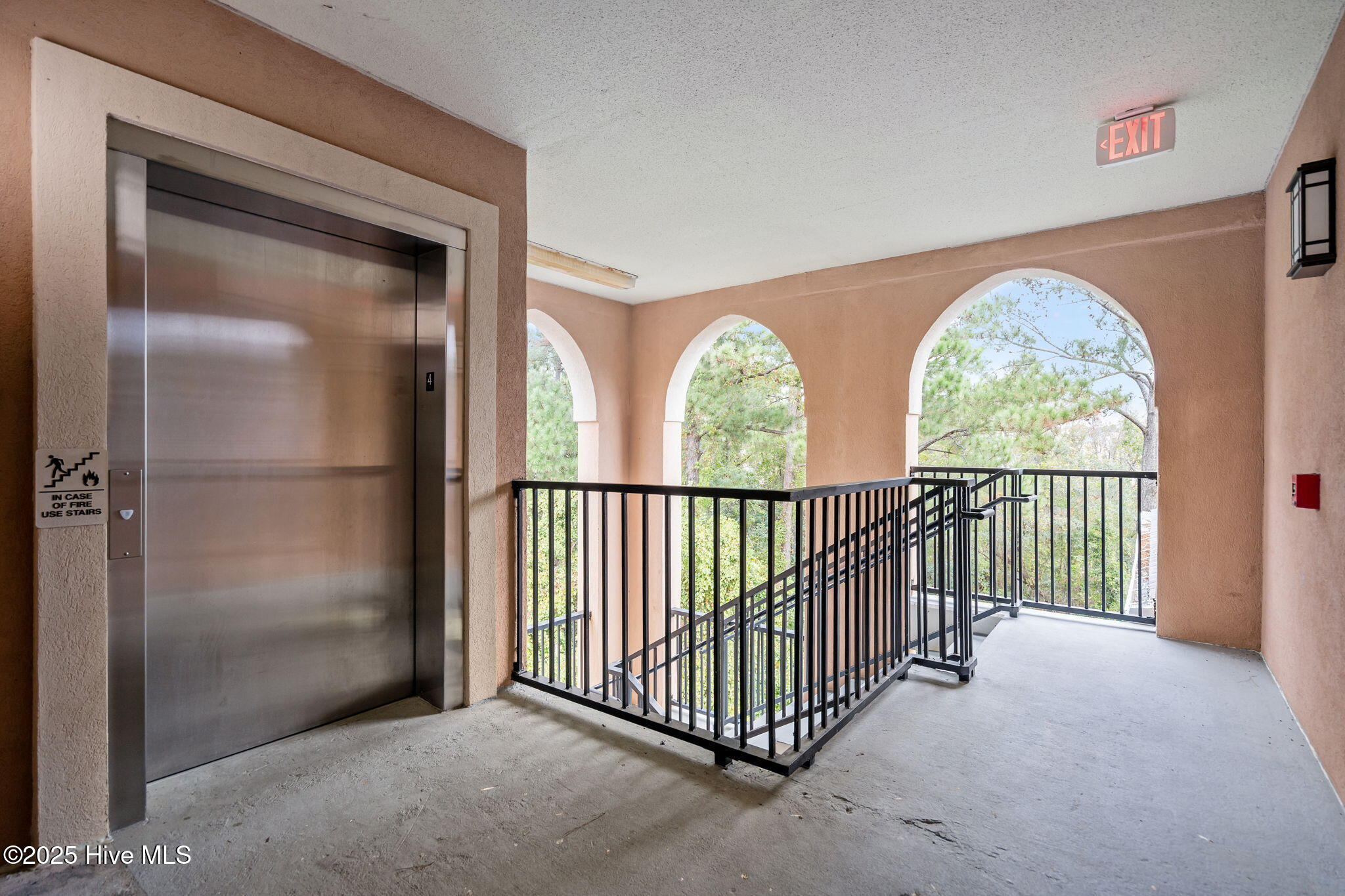 100535787 | Photo 40