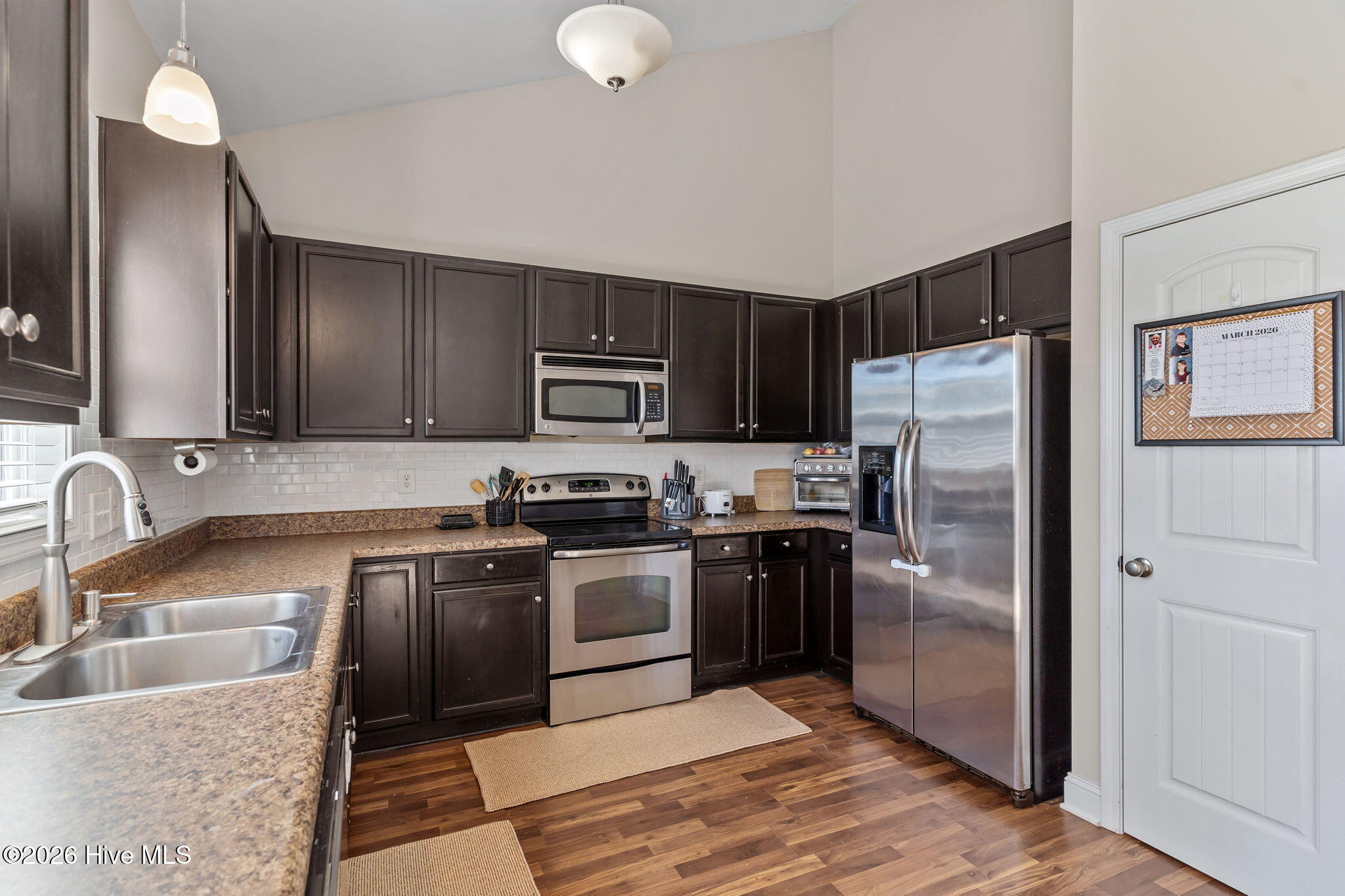 100561323 | Photo 13