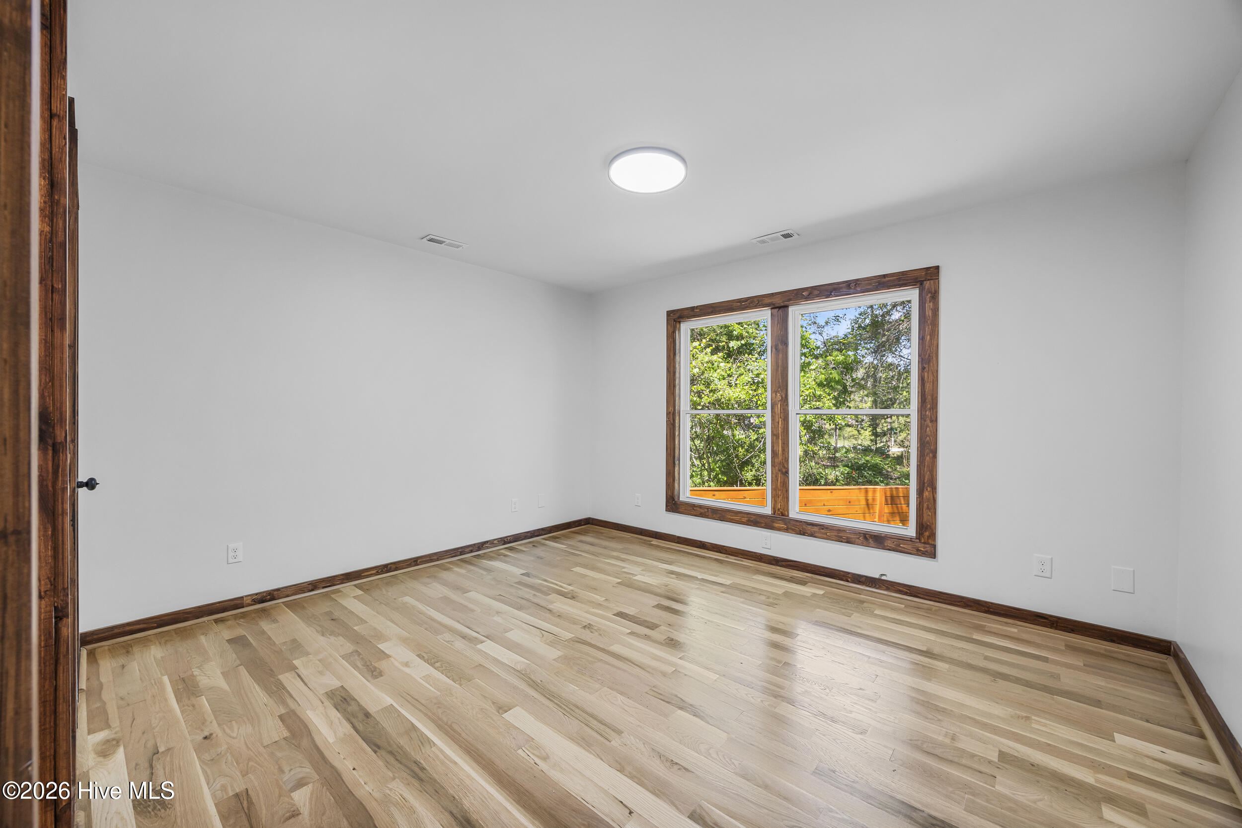 100568945 | Photo 30