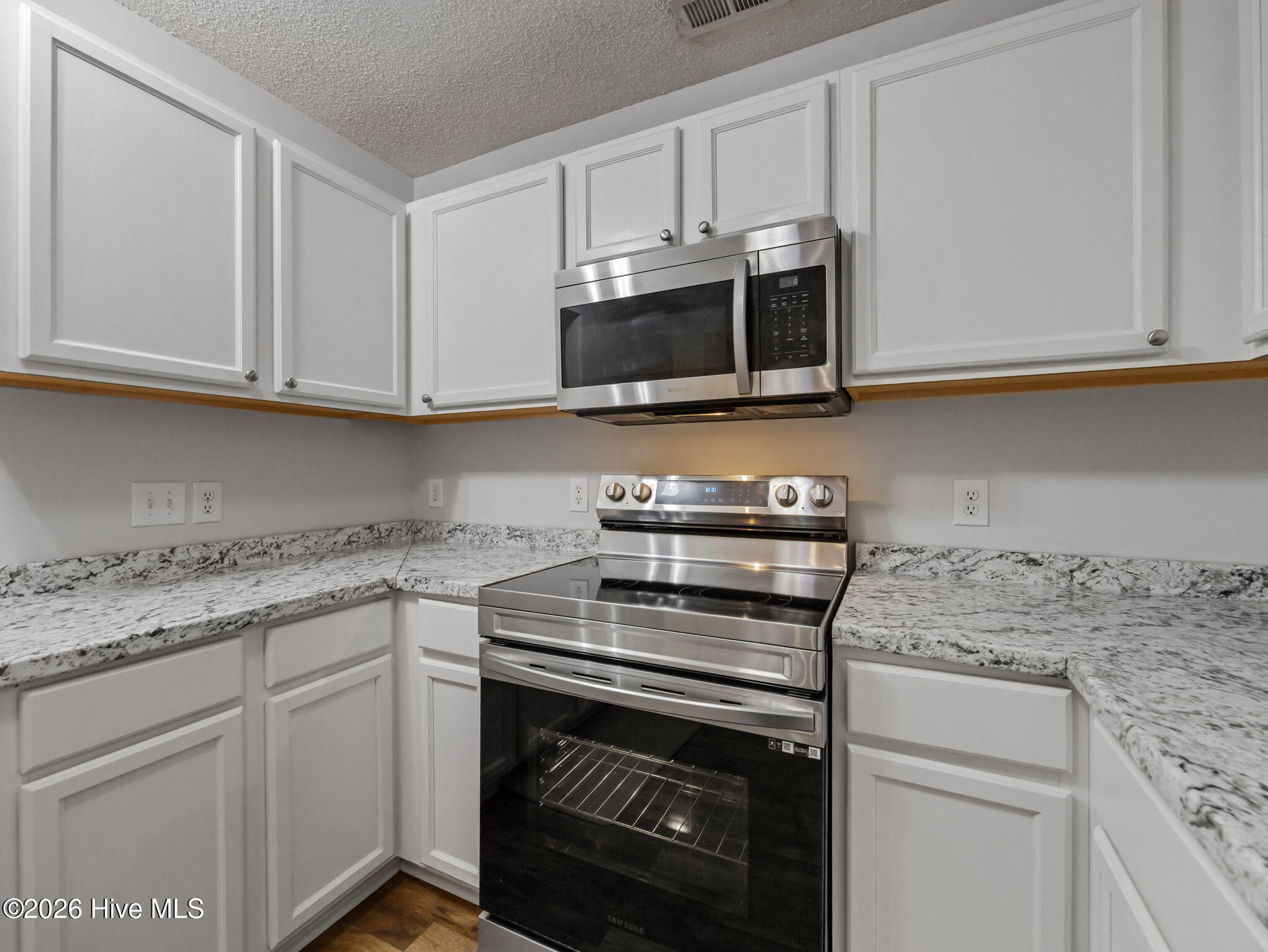 100565489 | Photo 14