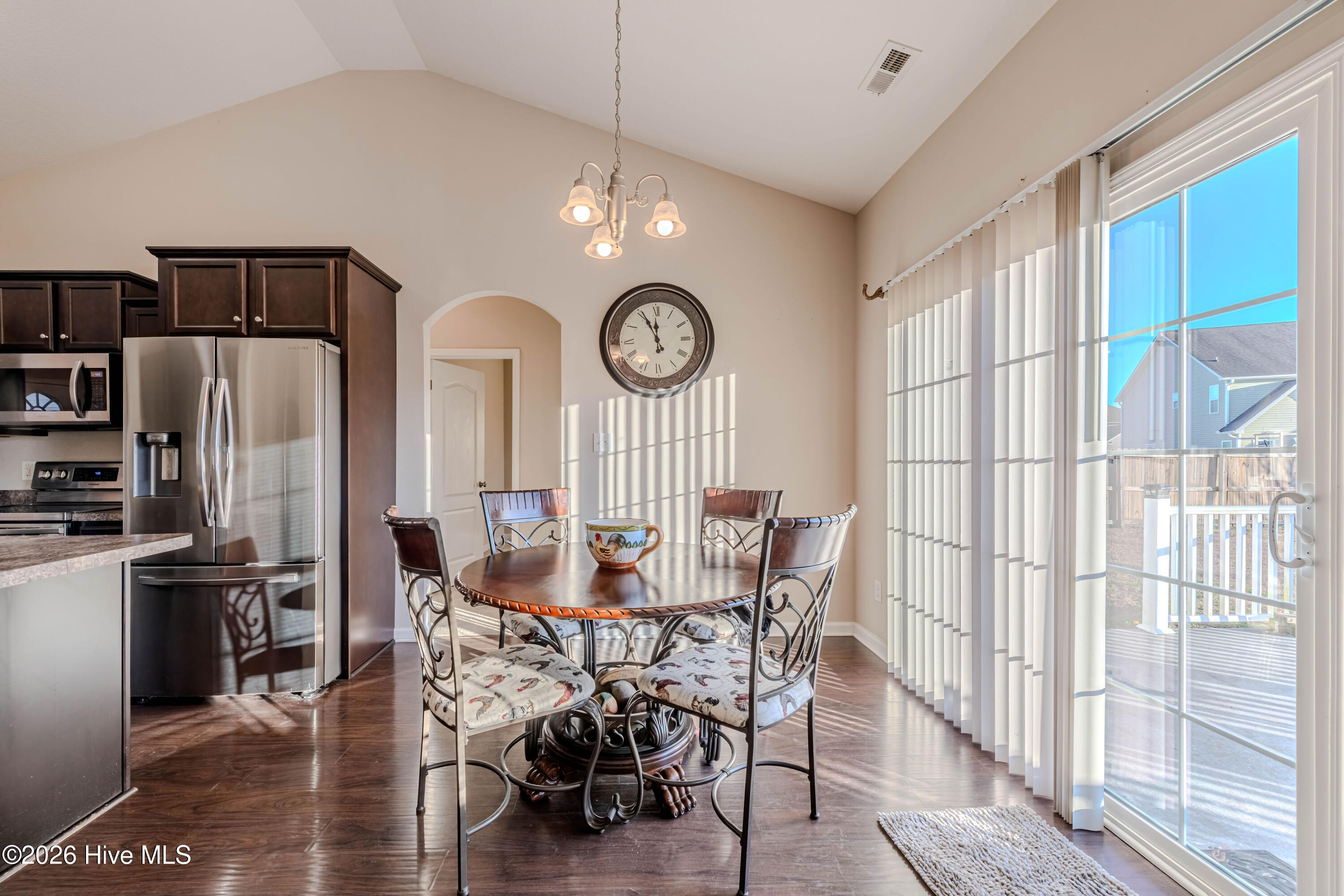 100549847 | Photo 12