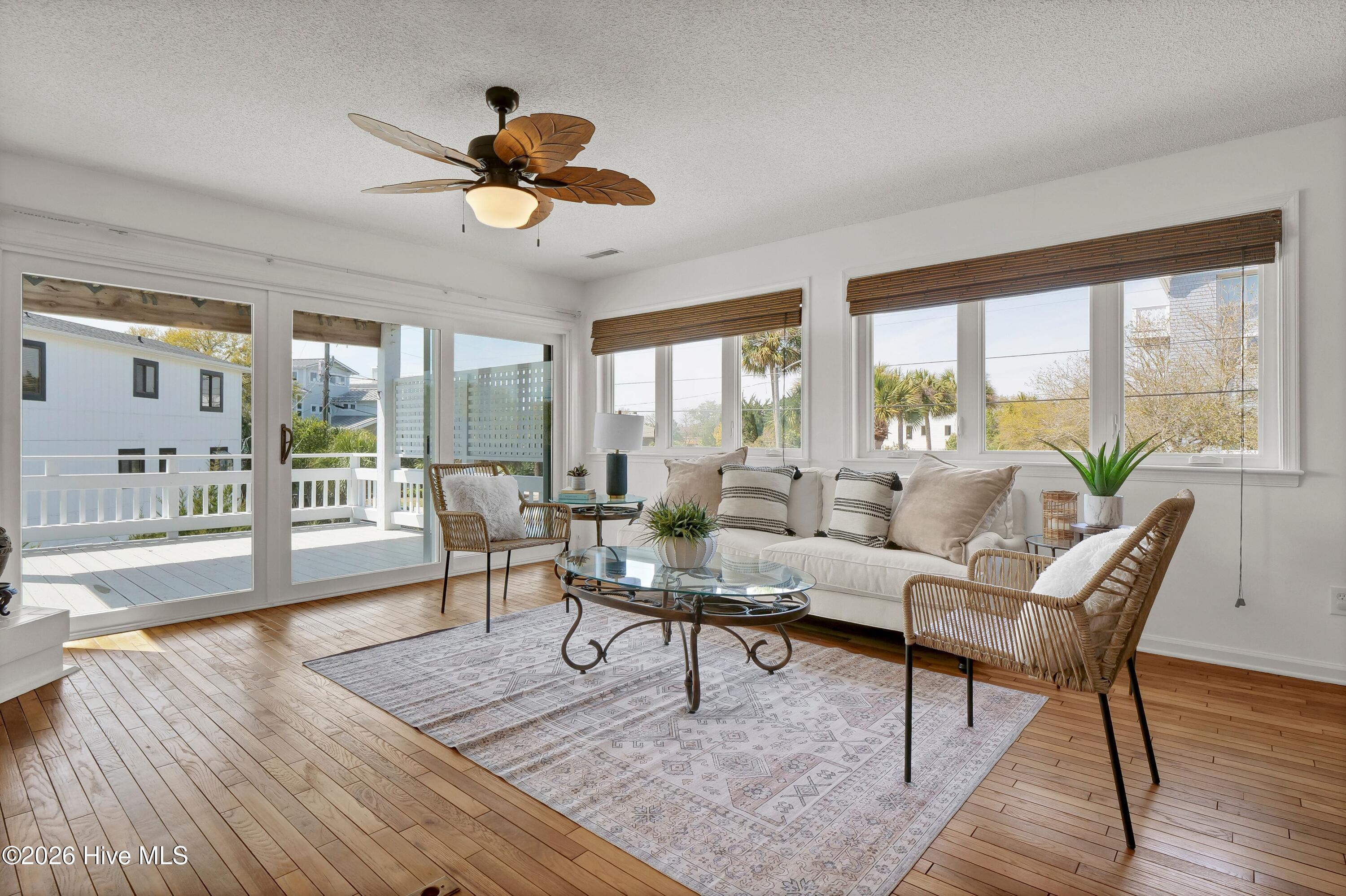 100561645 | Photo 12