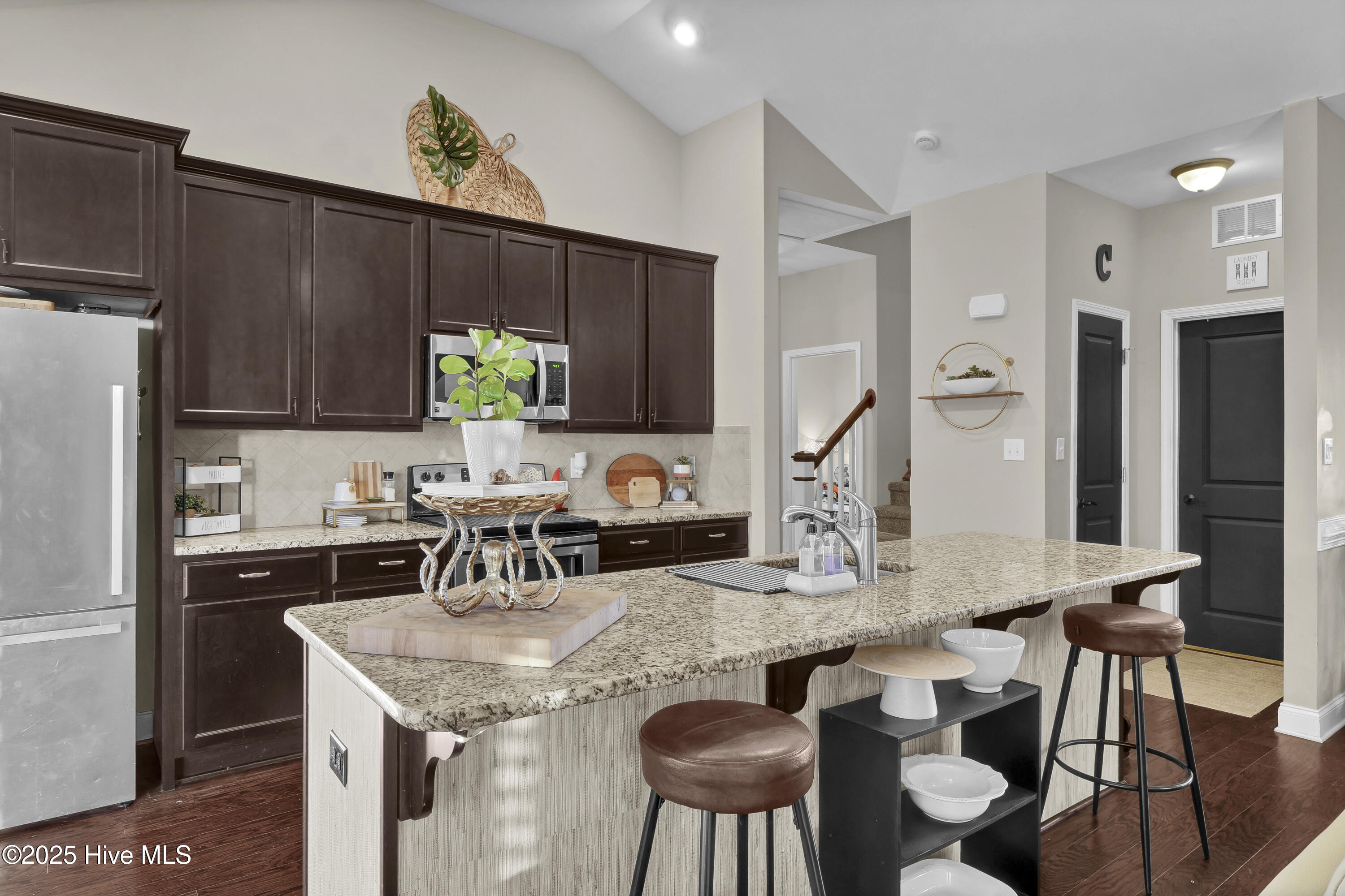 100541385 | Photo 11