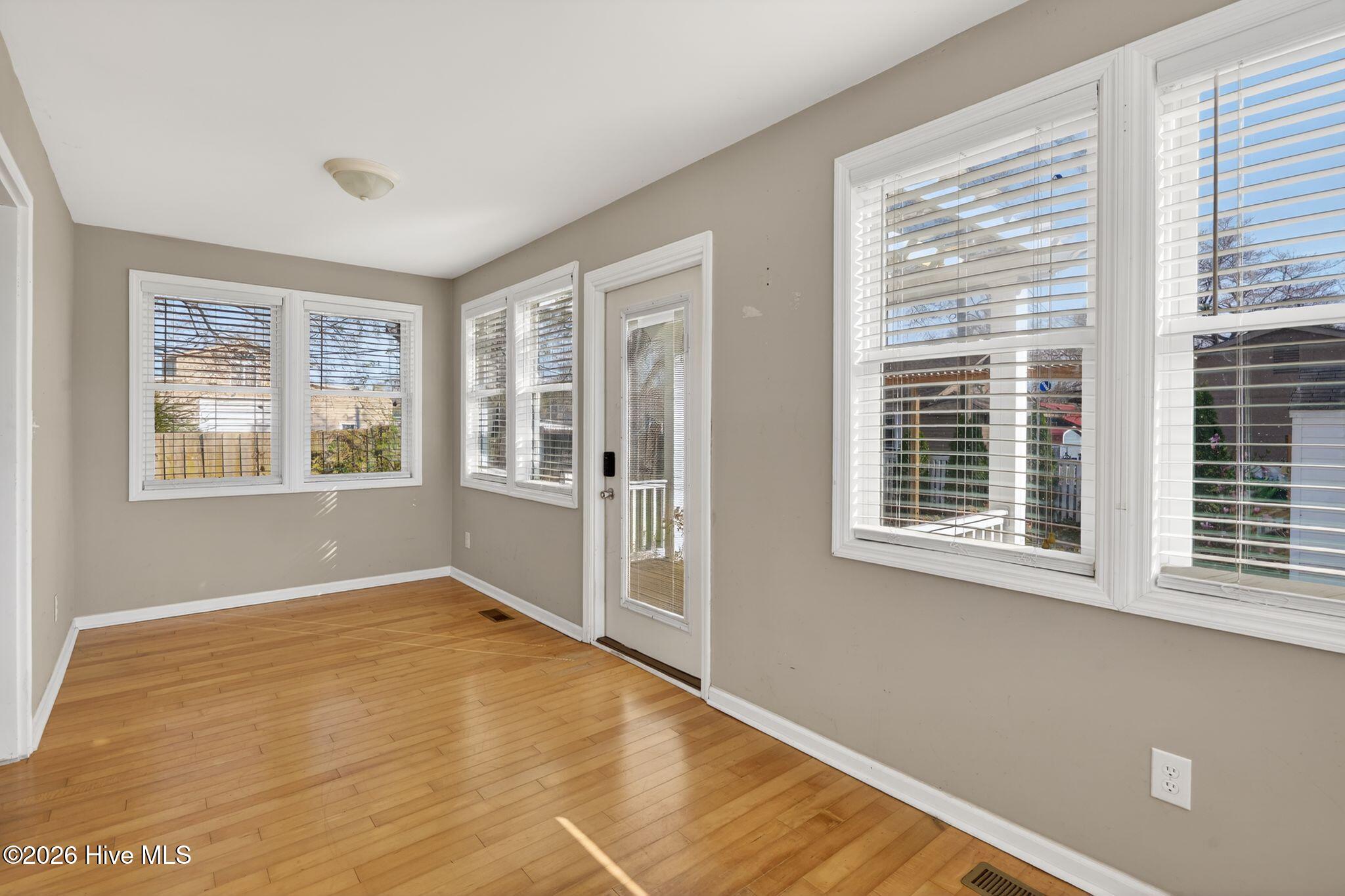 100561378 | Photo 16