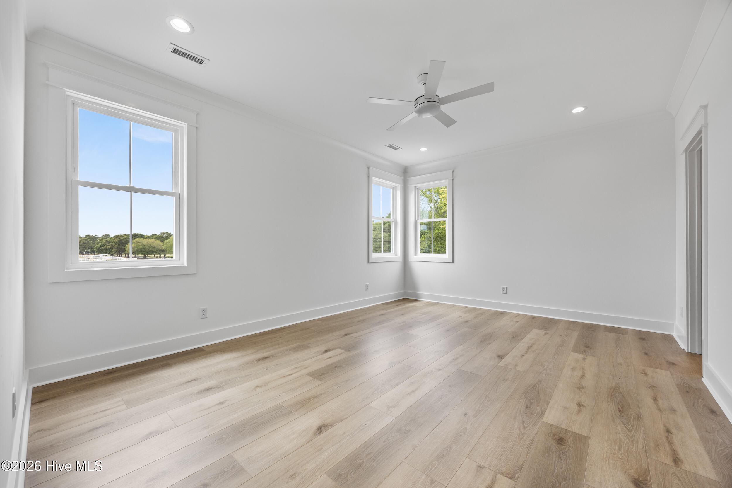 100570401 | Photo 38