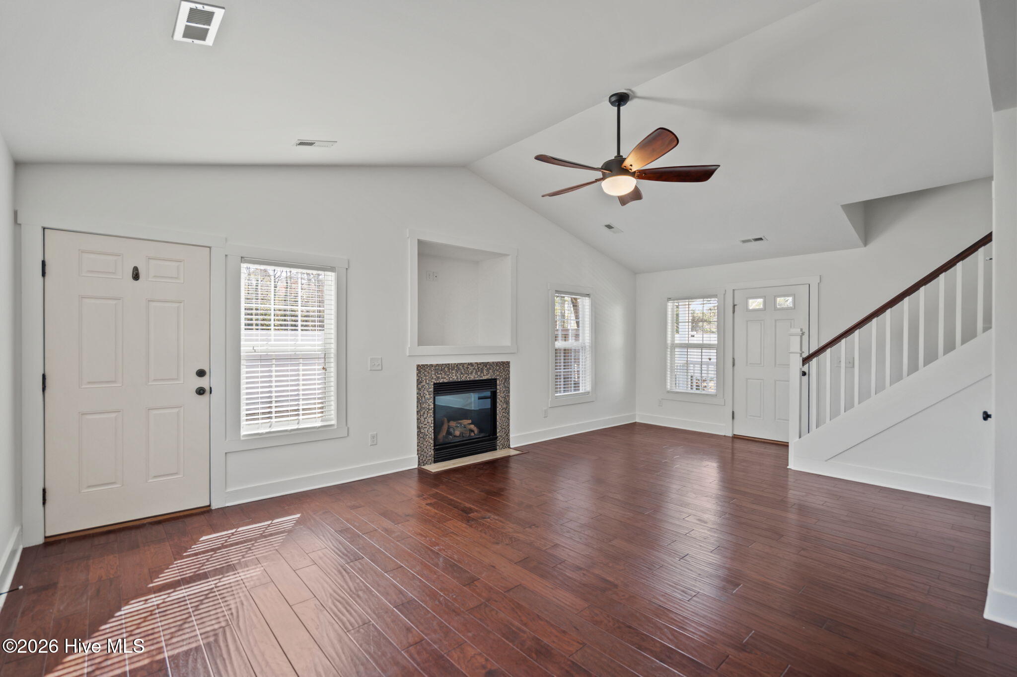 100559197 | Photo 19