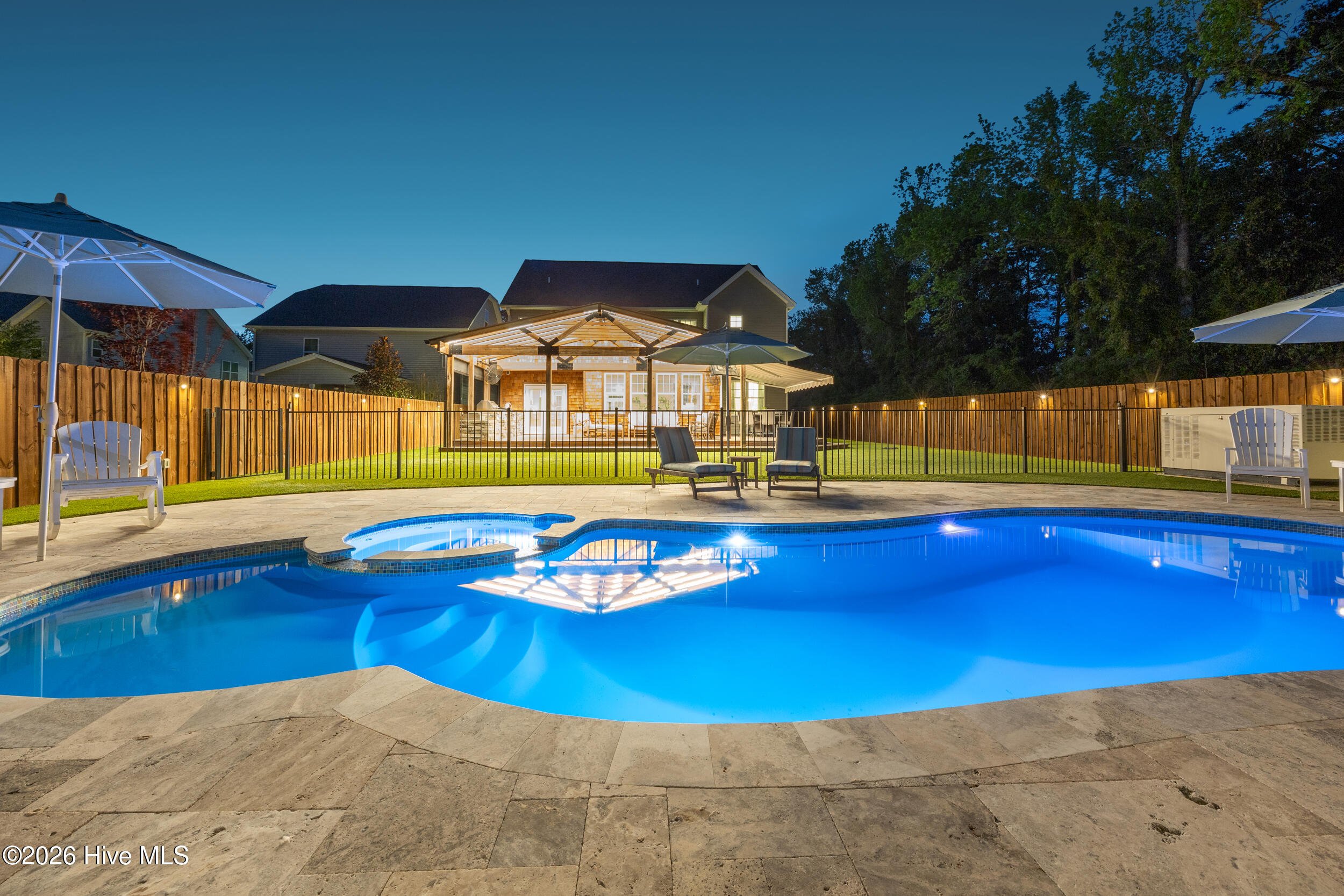 100566940 | Photo 110