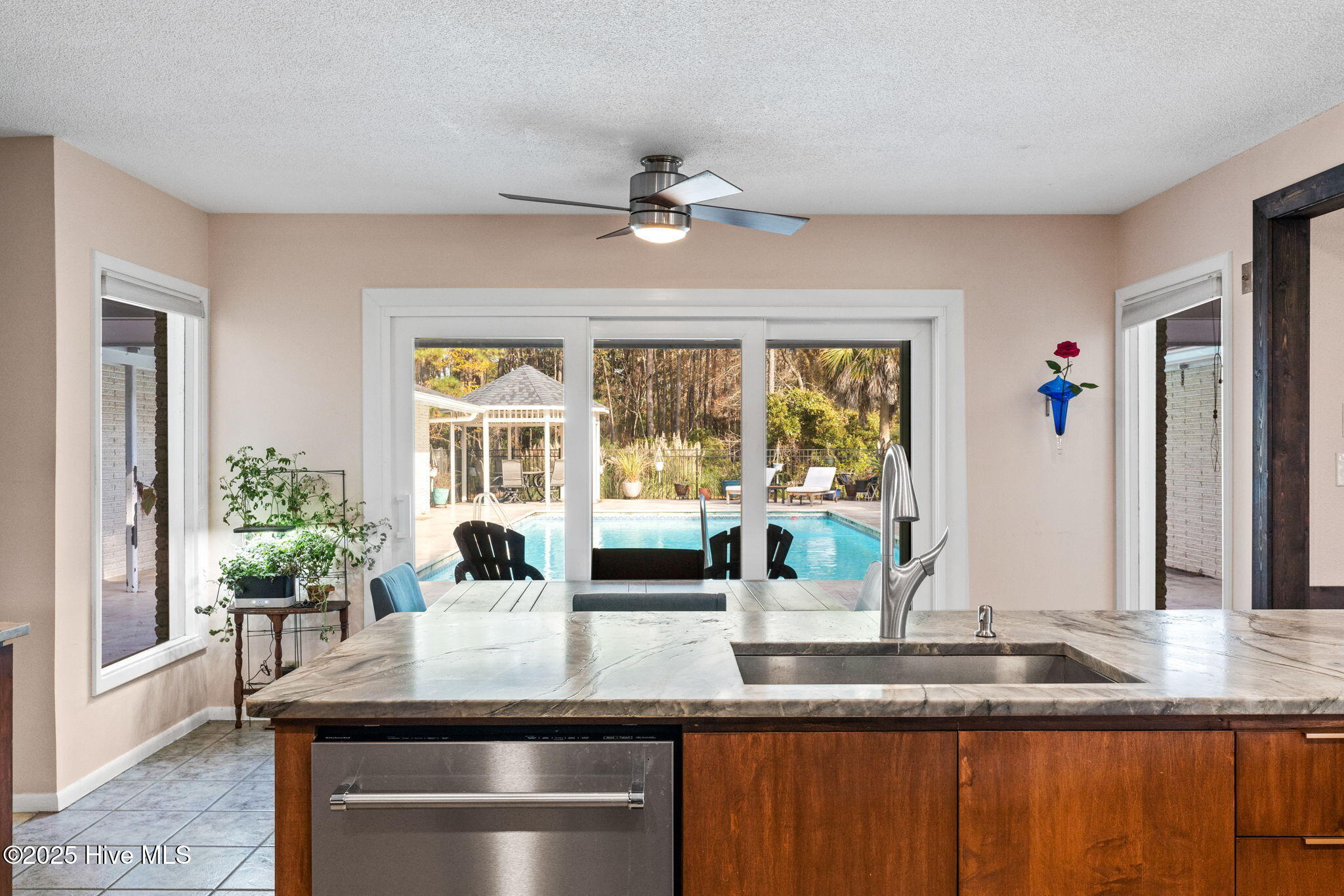 100544236 | Photo 24