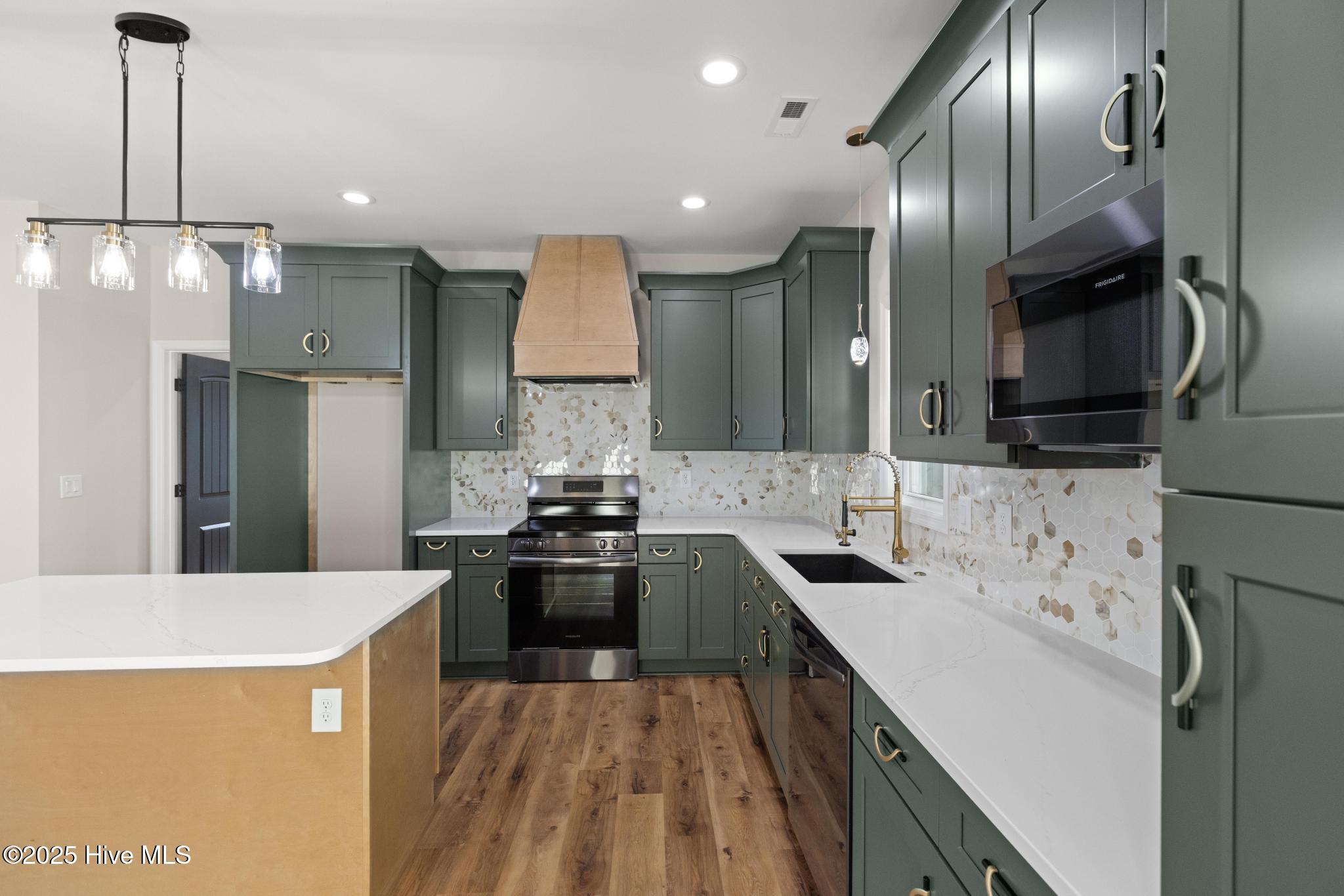 100557317 | Photo 11