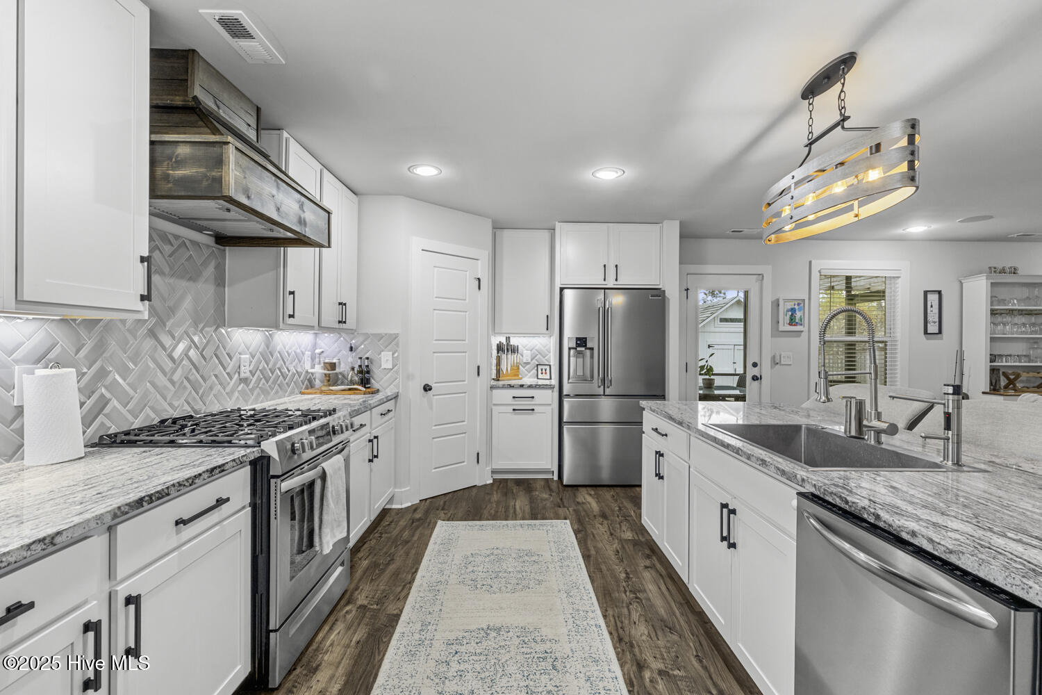 100543242 | Photo 12