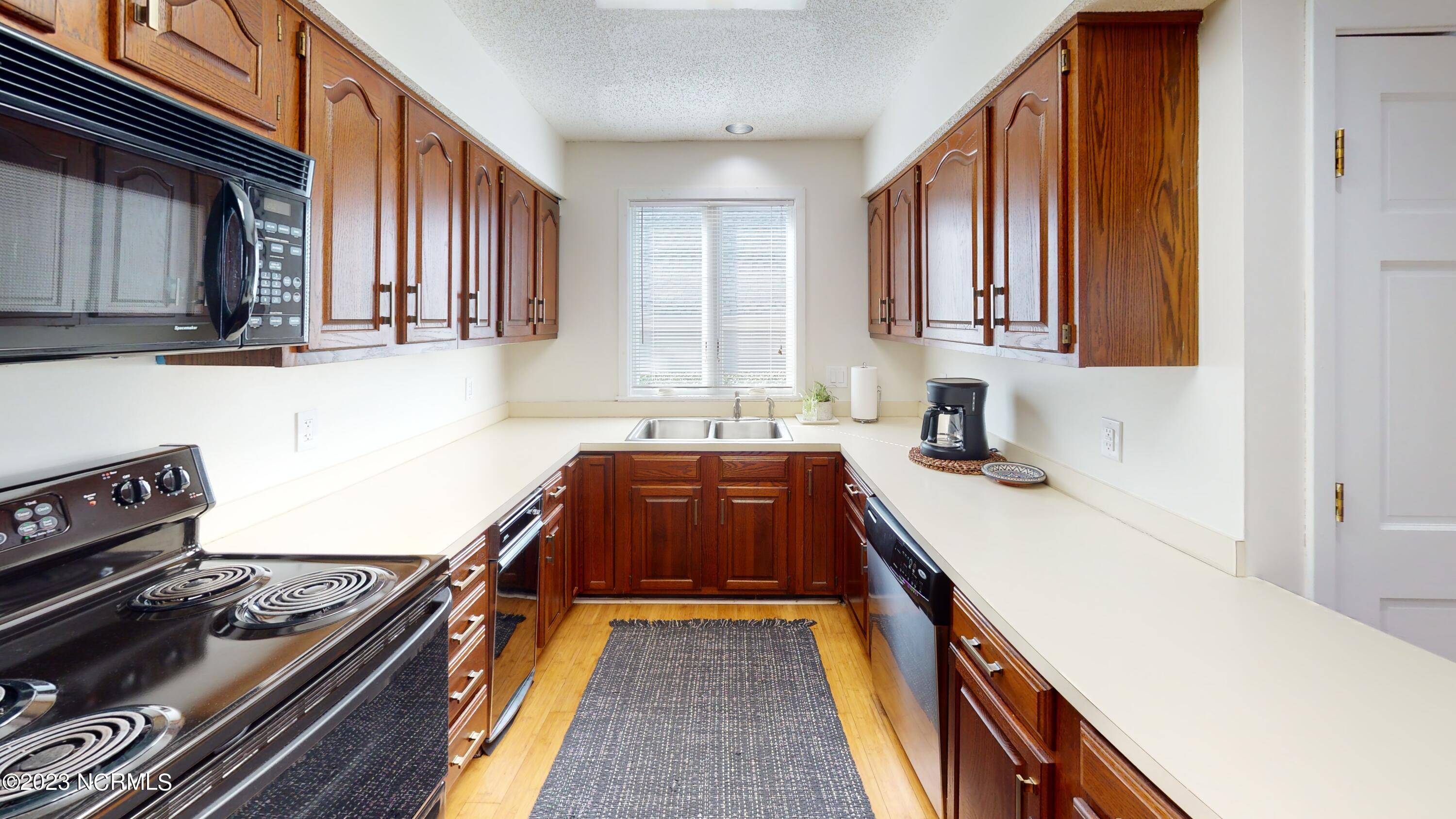 100537527 | Photo 24