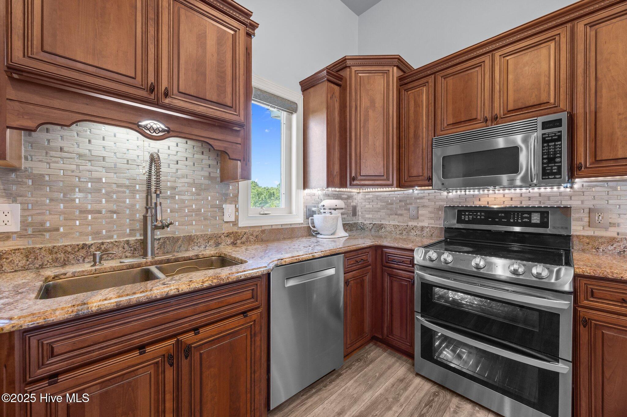 100517402 | Photo 41