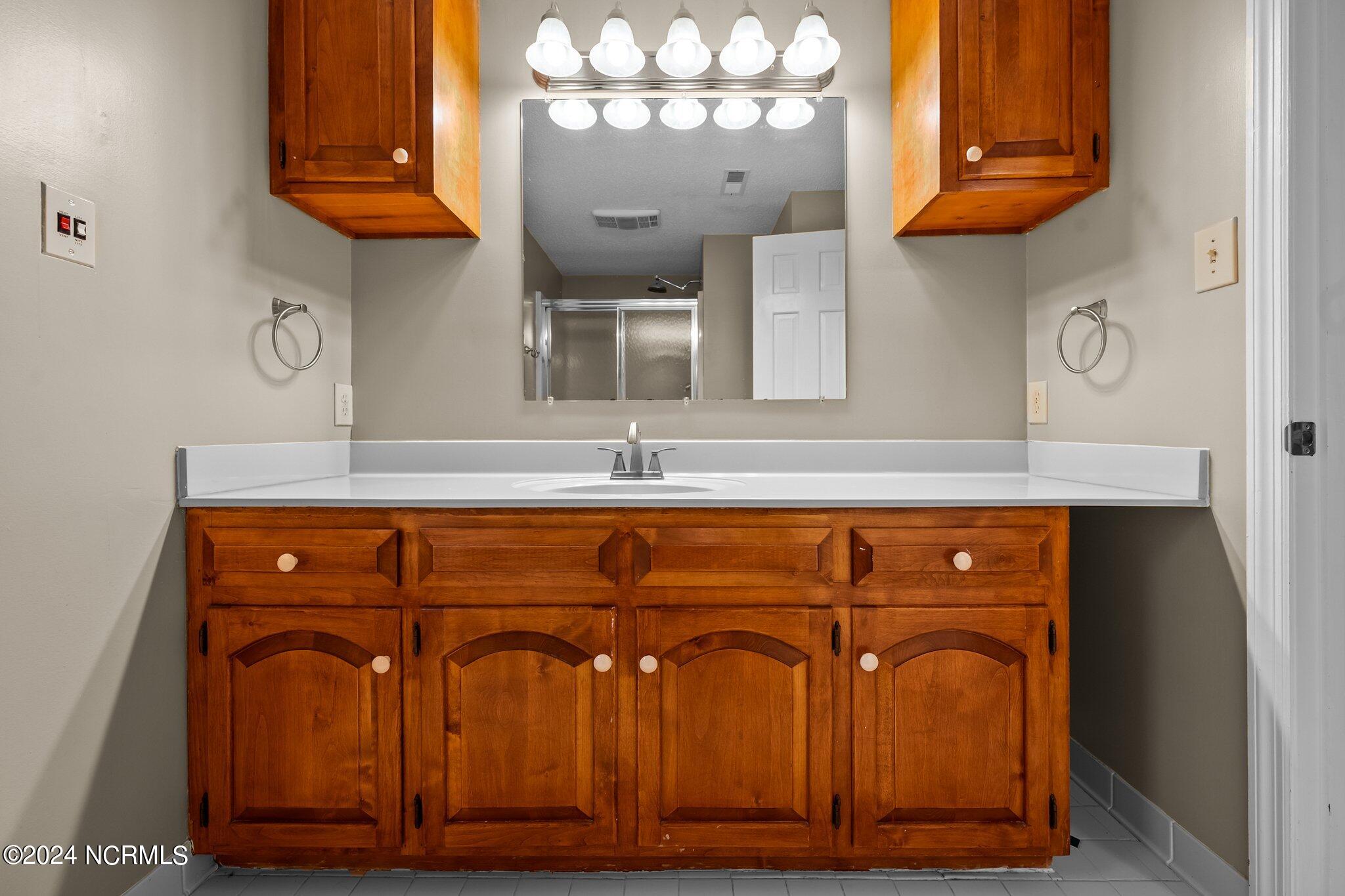 100528351 | Photo 37