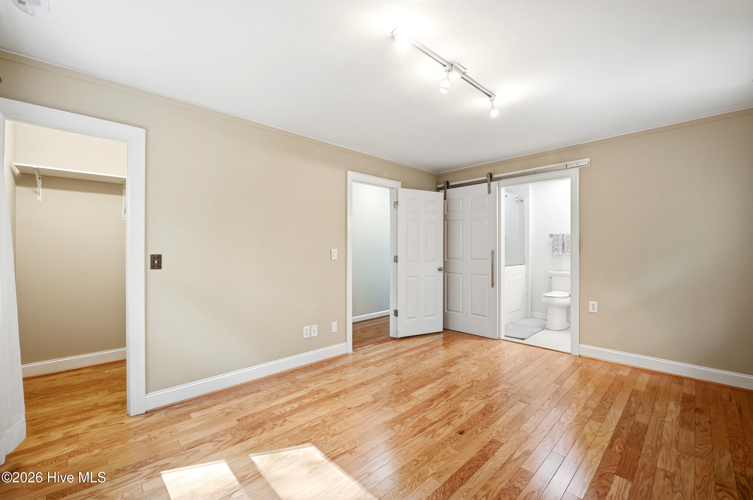 100570431 | Photo 32