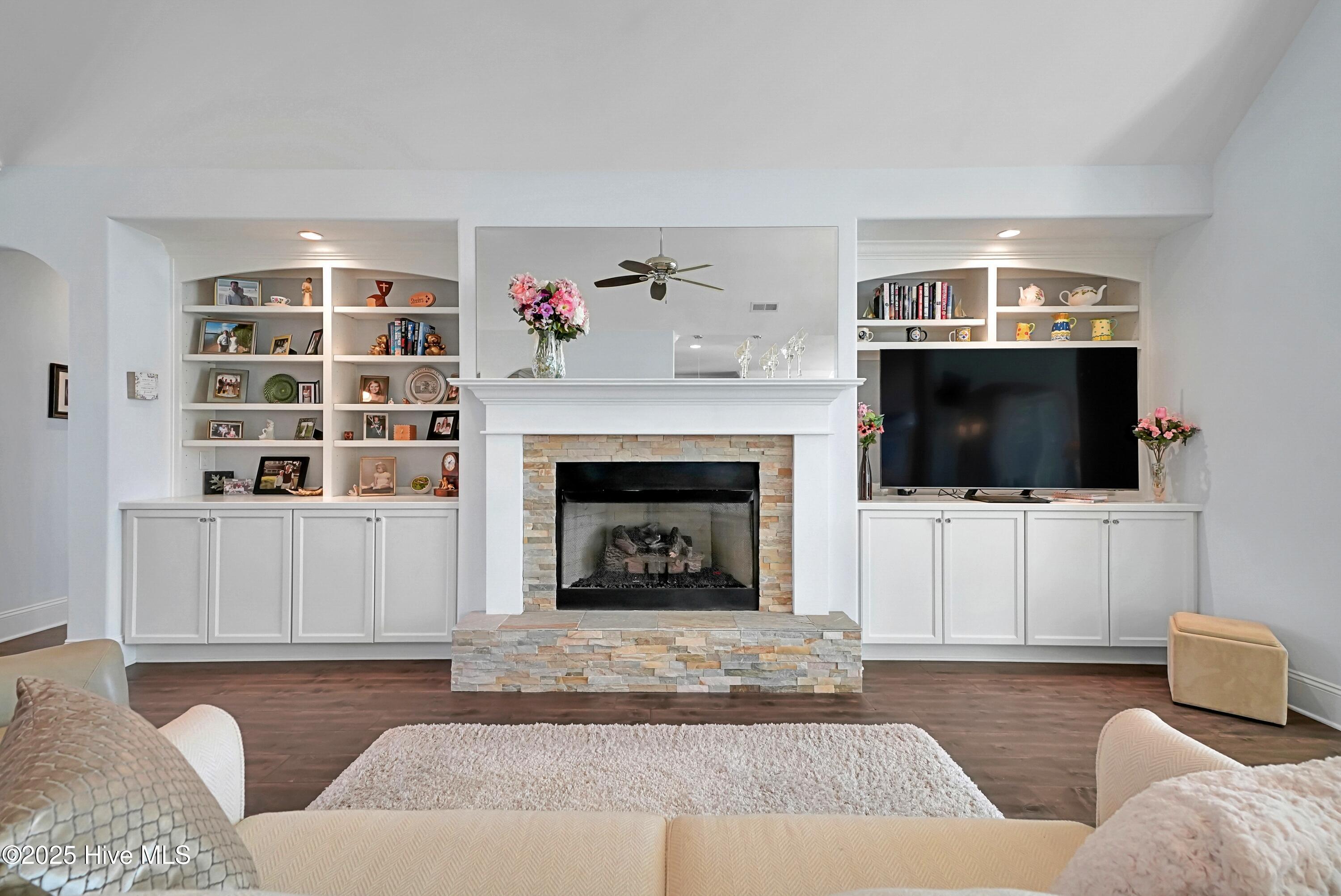 100557169 | Photo 10