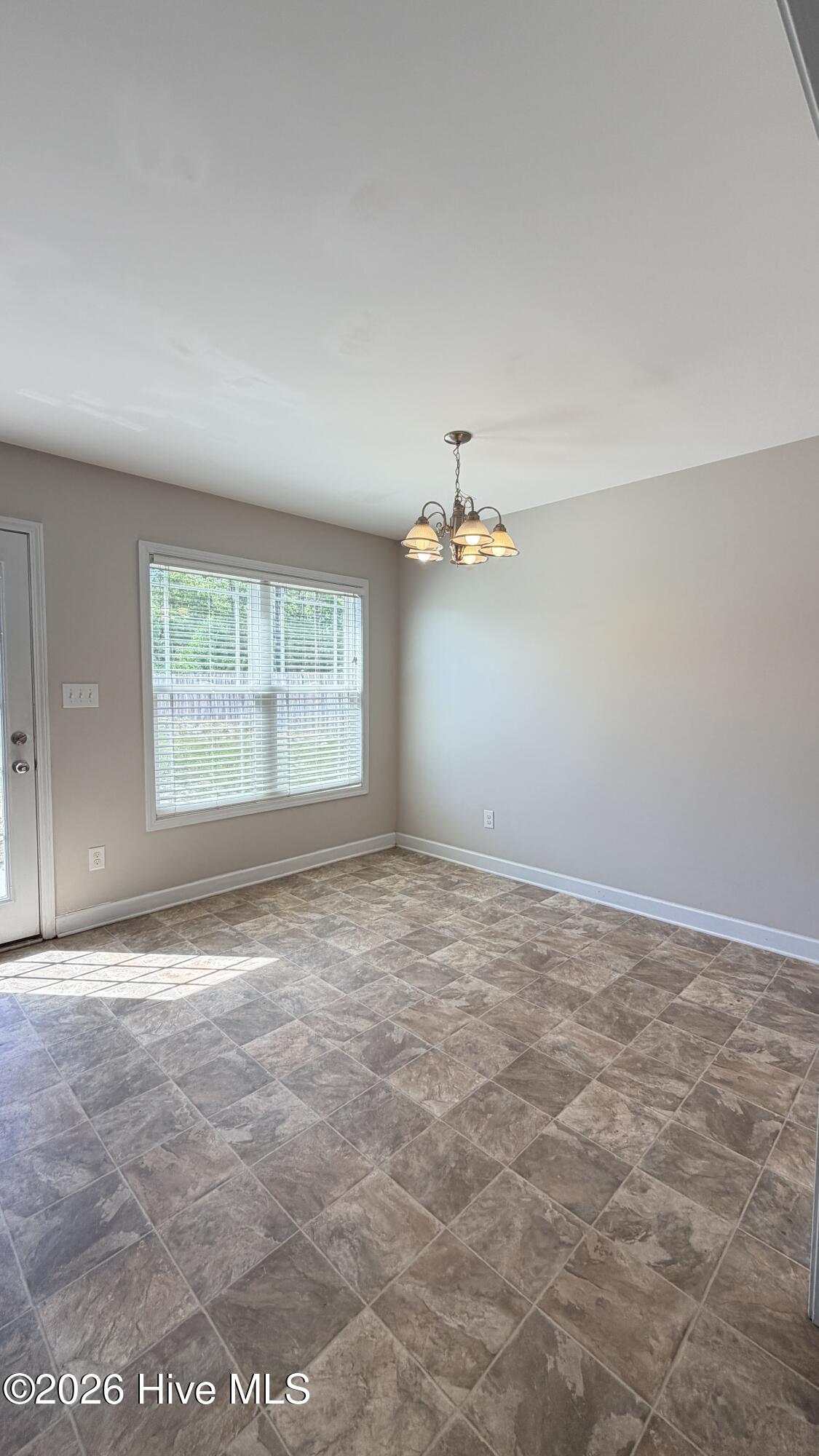 100559165 | Photo 11