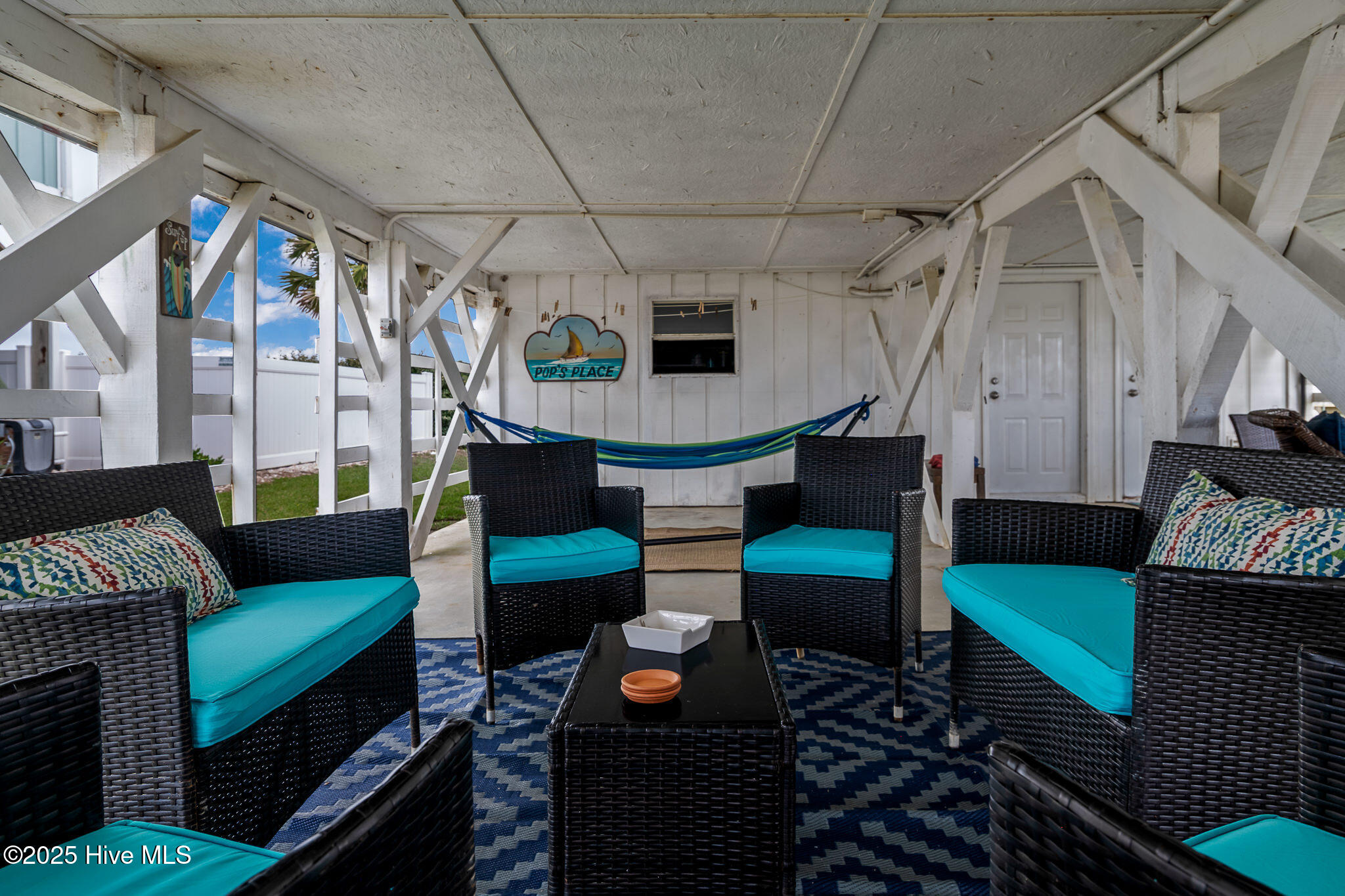 100521832 | Photo 40