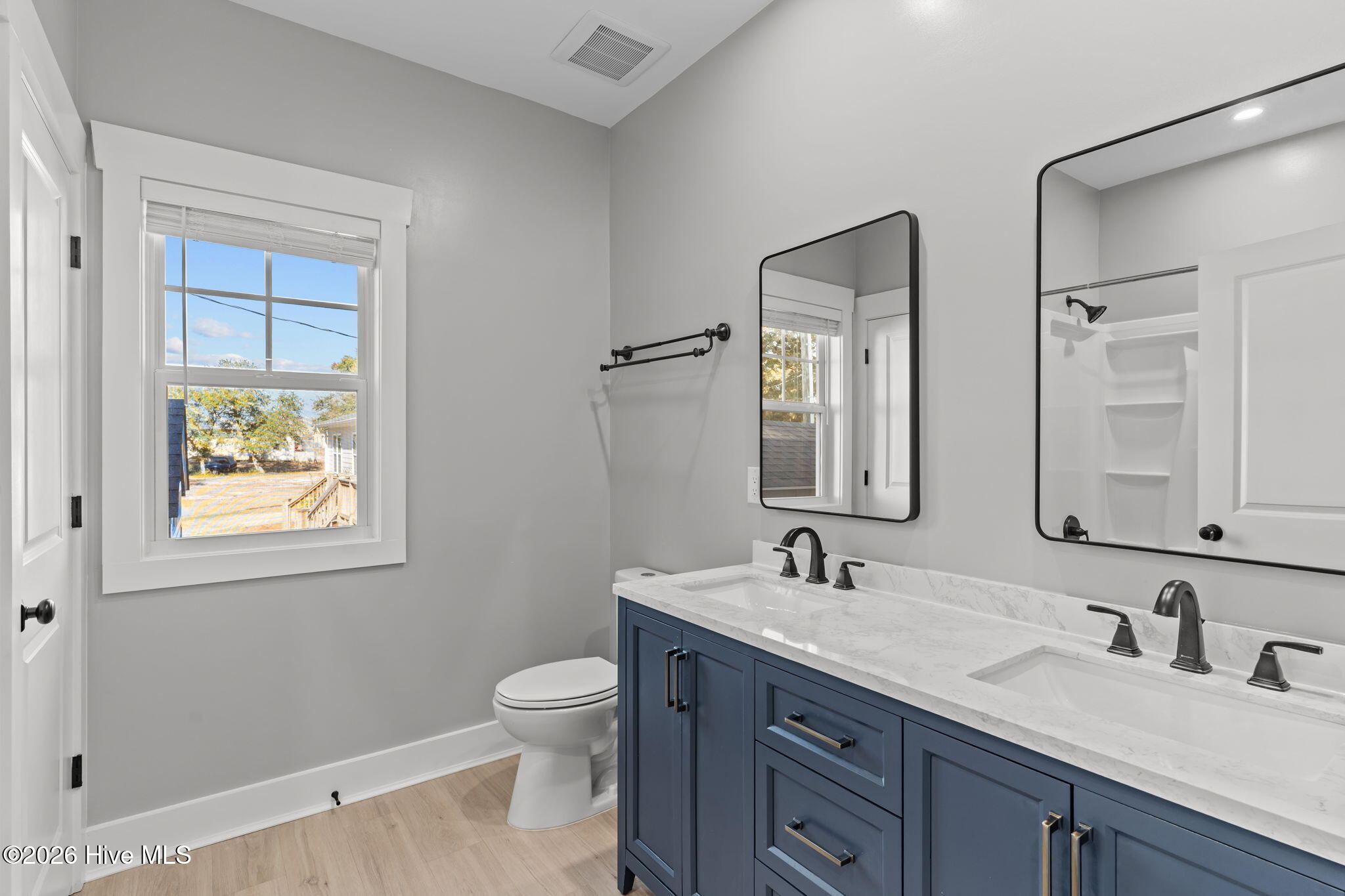 100548399 | Photo 41