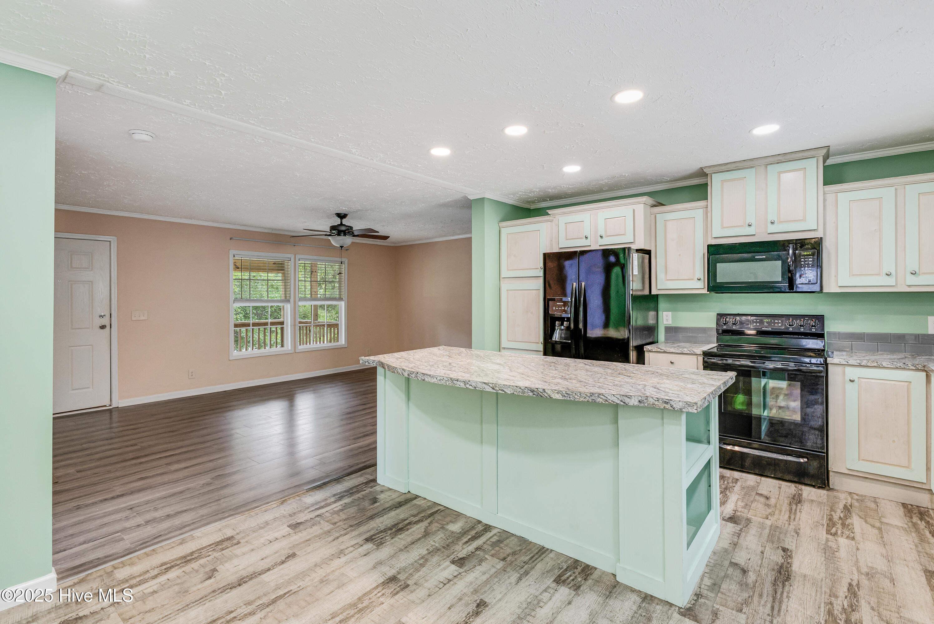 100508775 | Photo 17