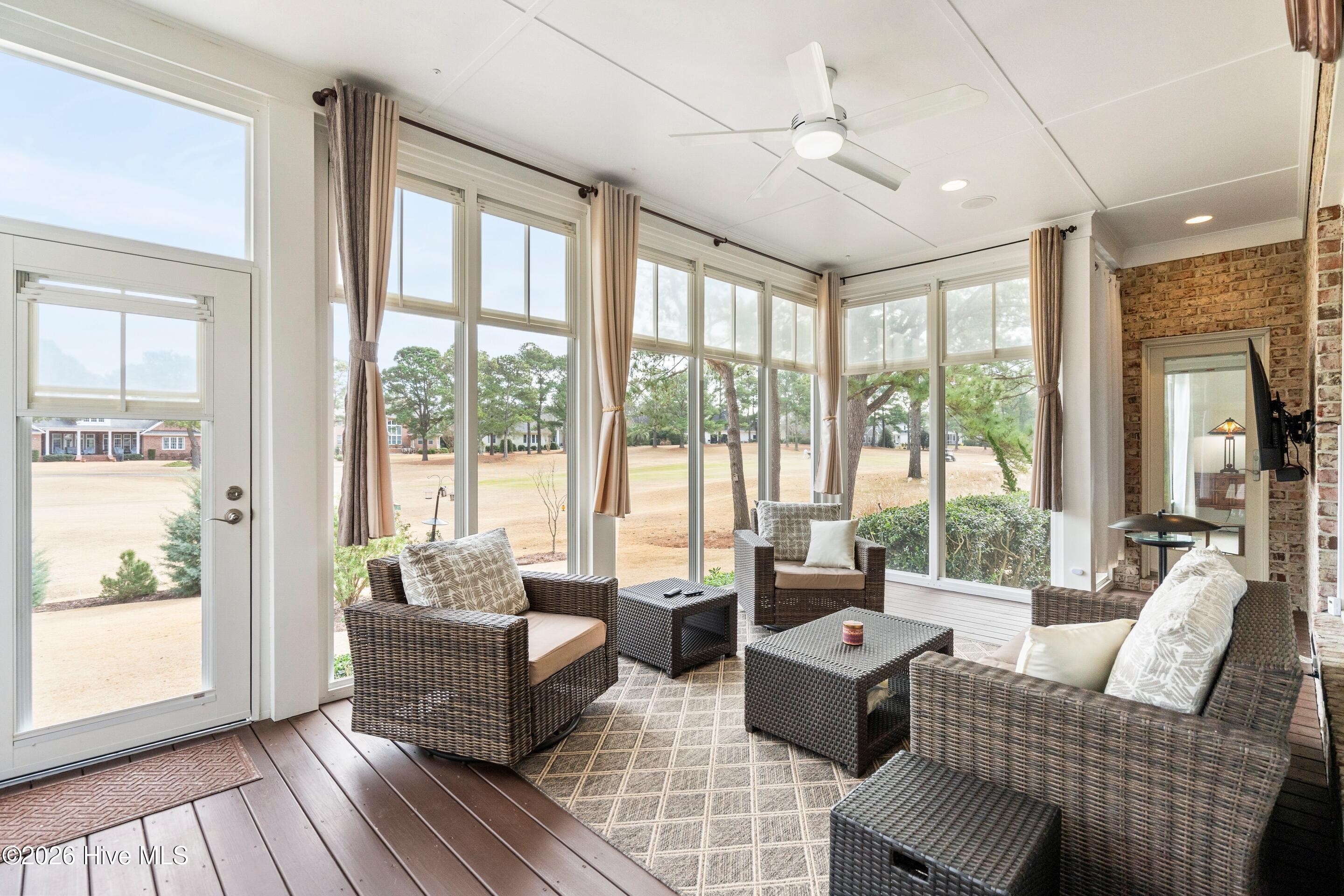 100548933 | Photo 35