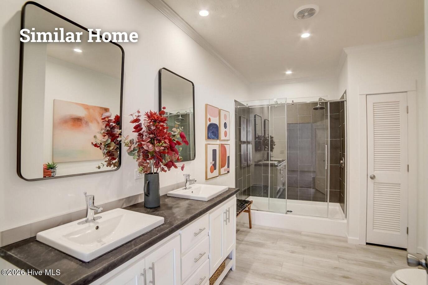 100570385 | Photo 10