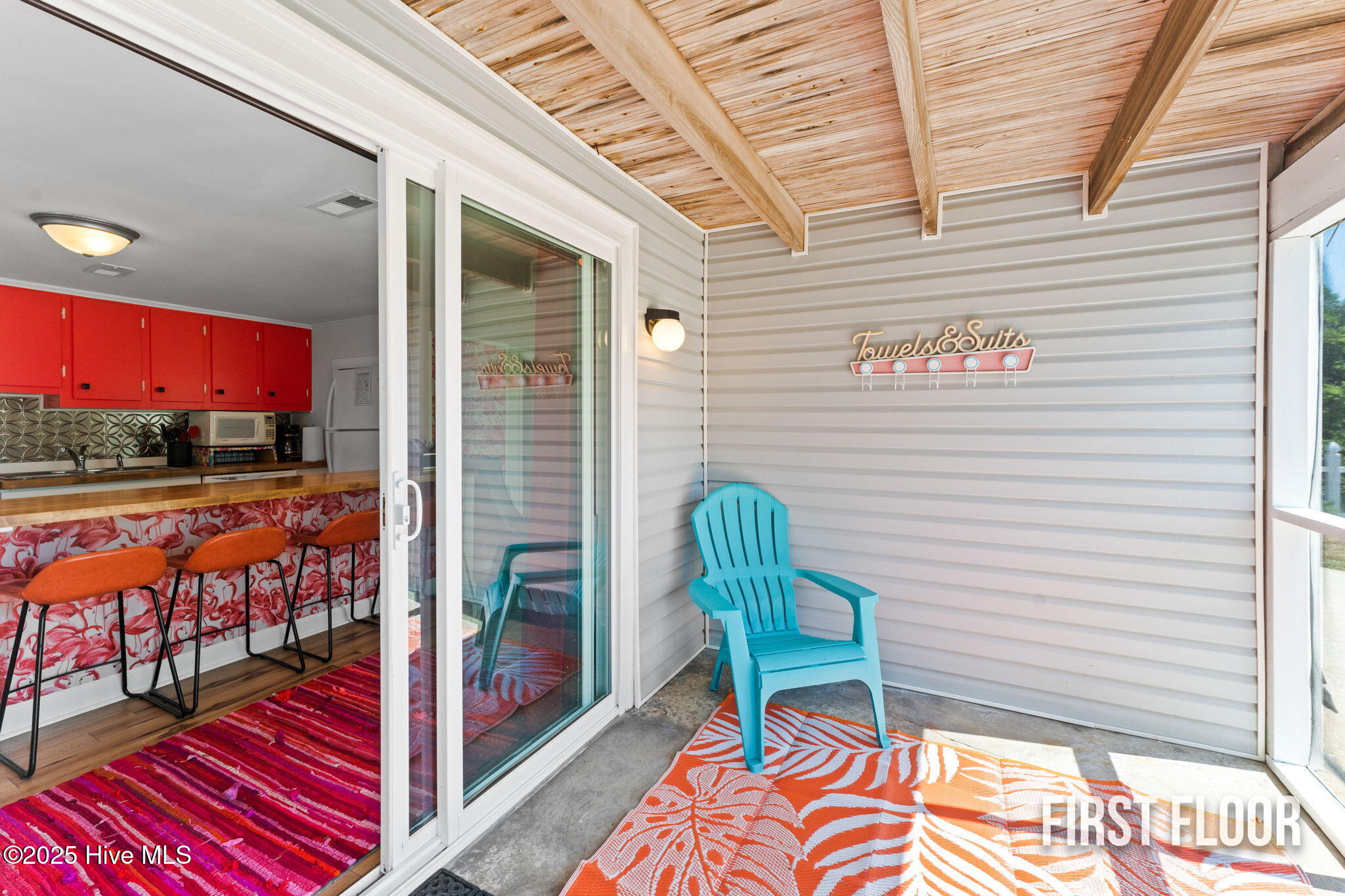 100532124 | Photo 12