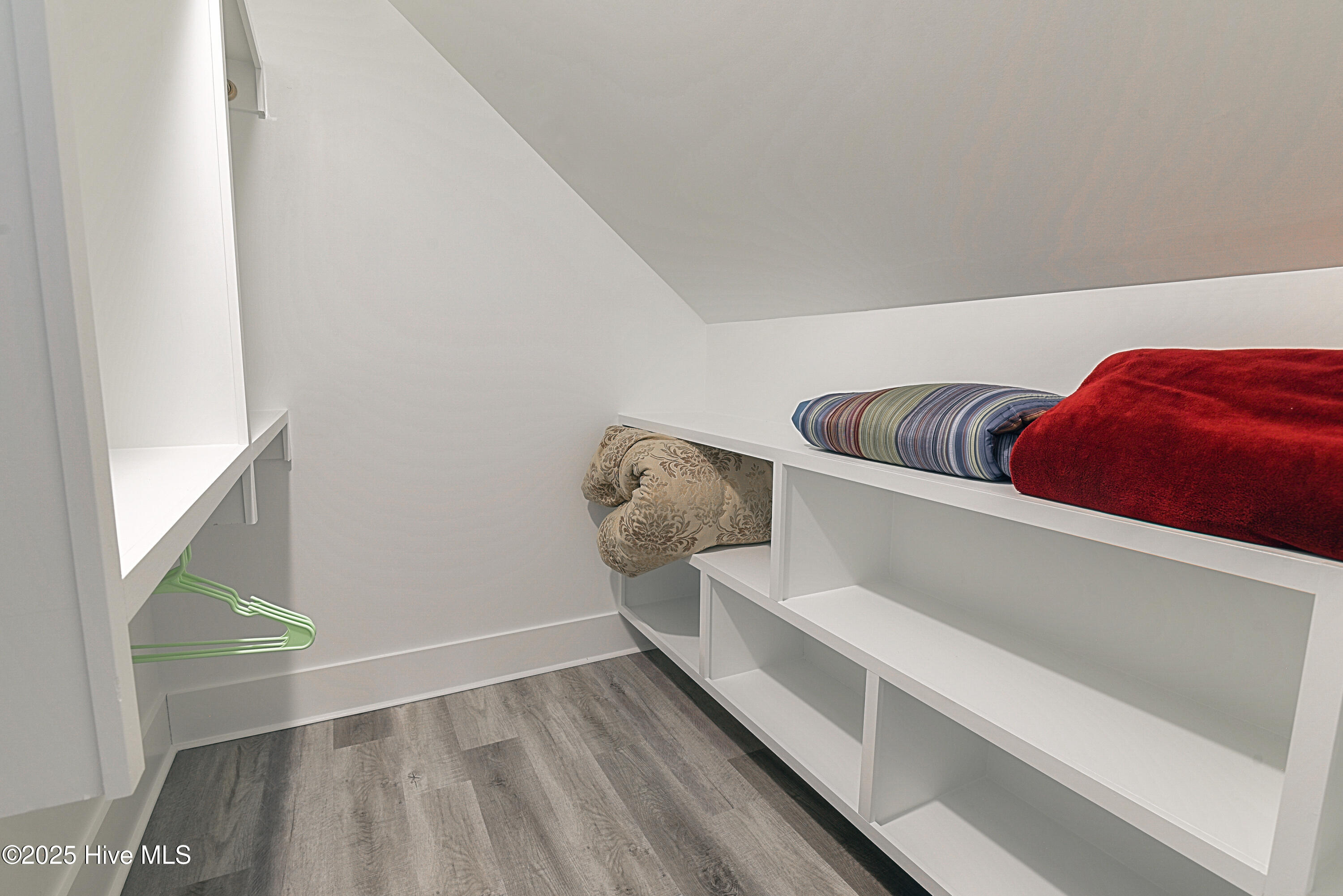 100532165 | Photo 34