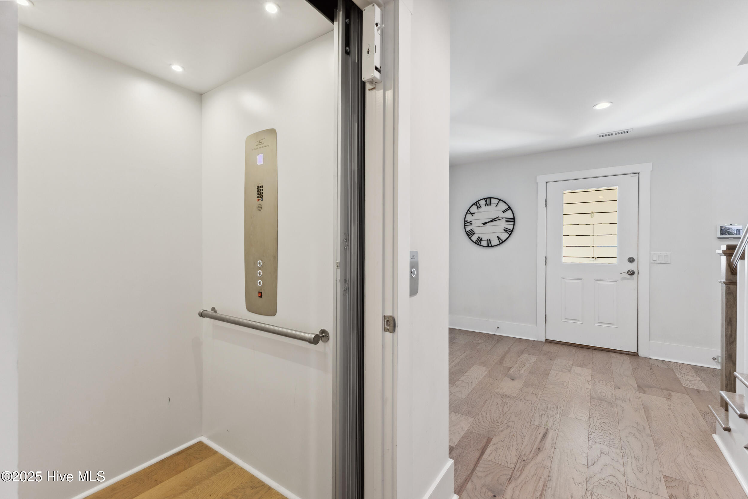 100553970 | Photo 48