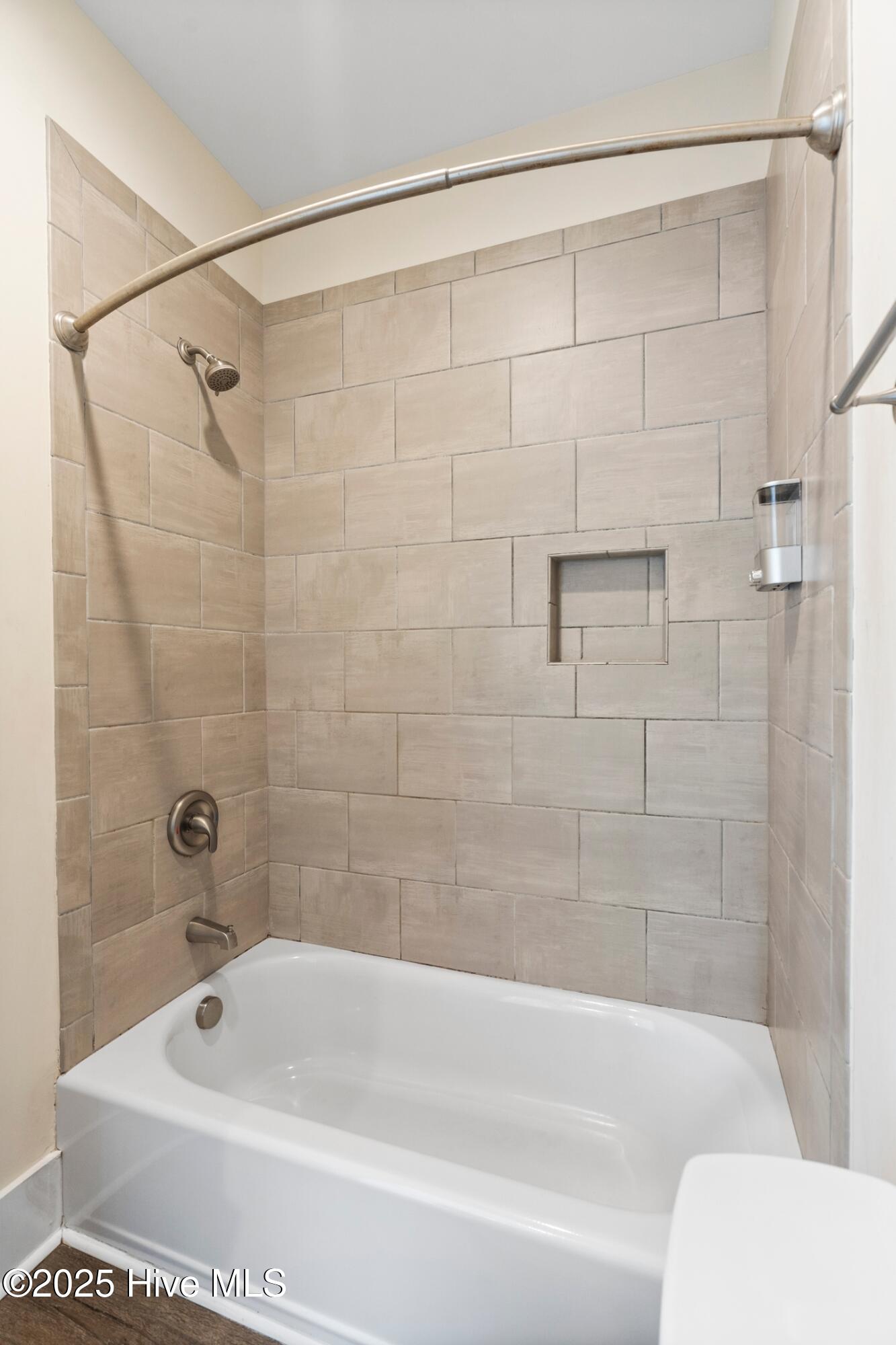 100544817 | Photo 33