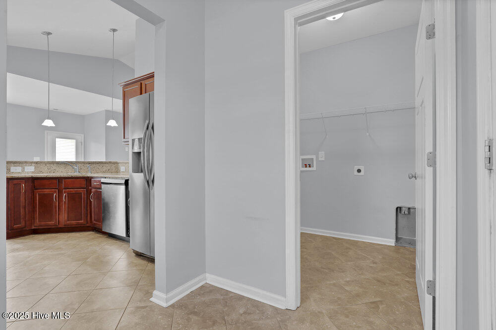 100549673 | Photo 11