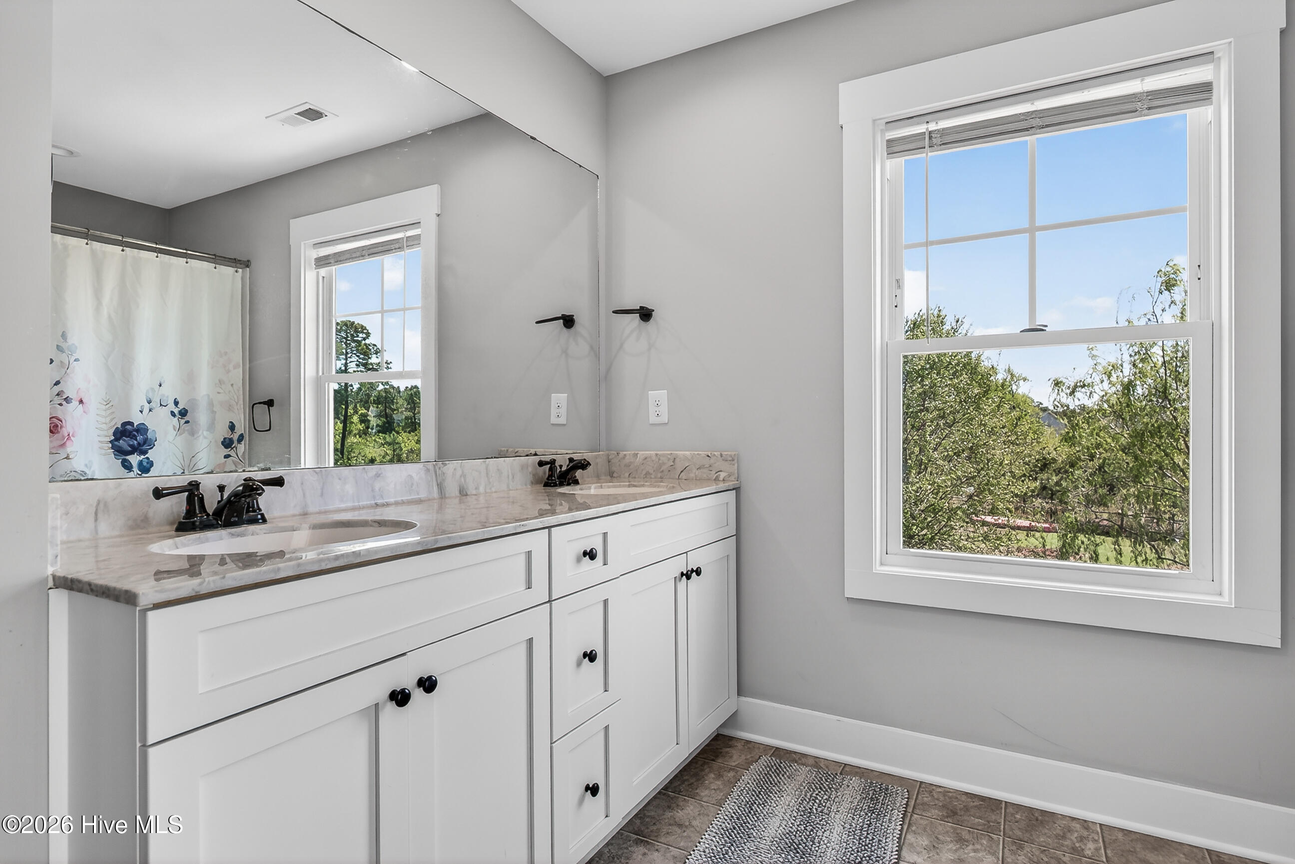 100569243 | Photo 20