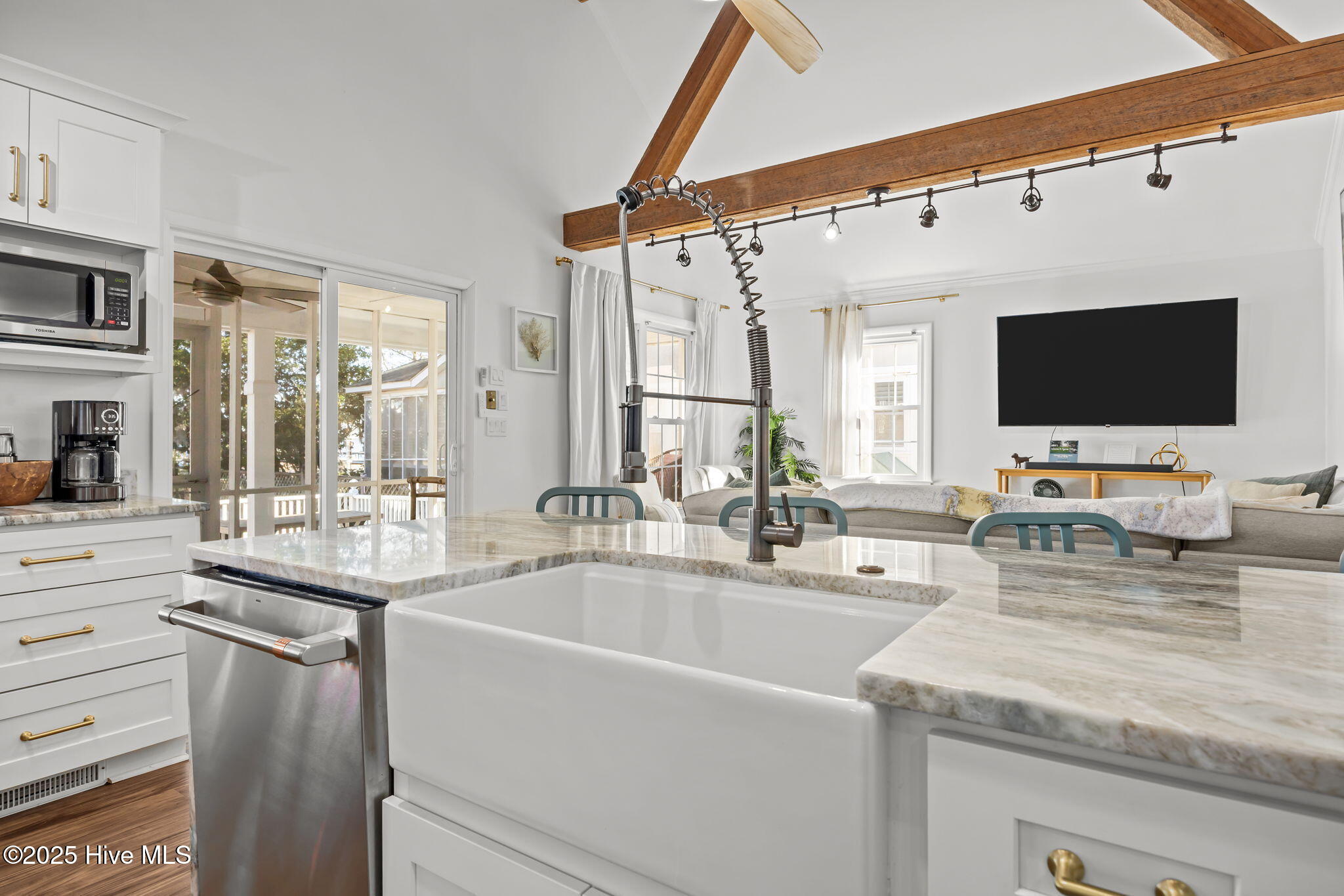 100545824 | Photo 16