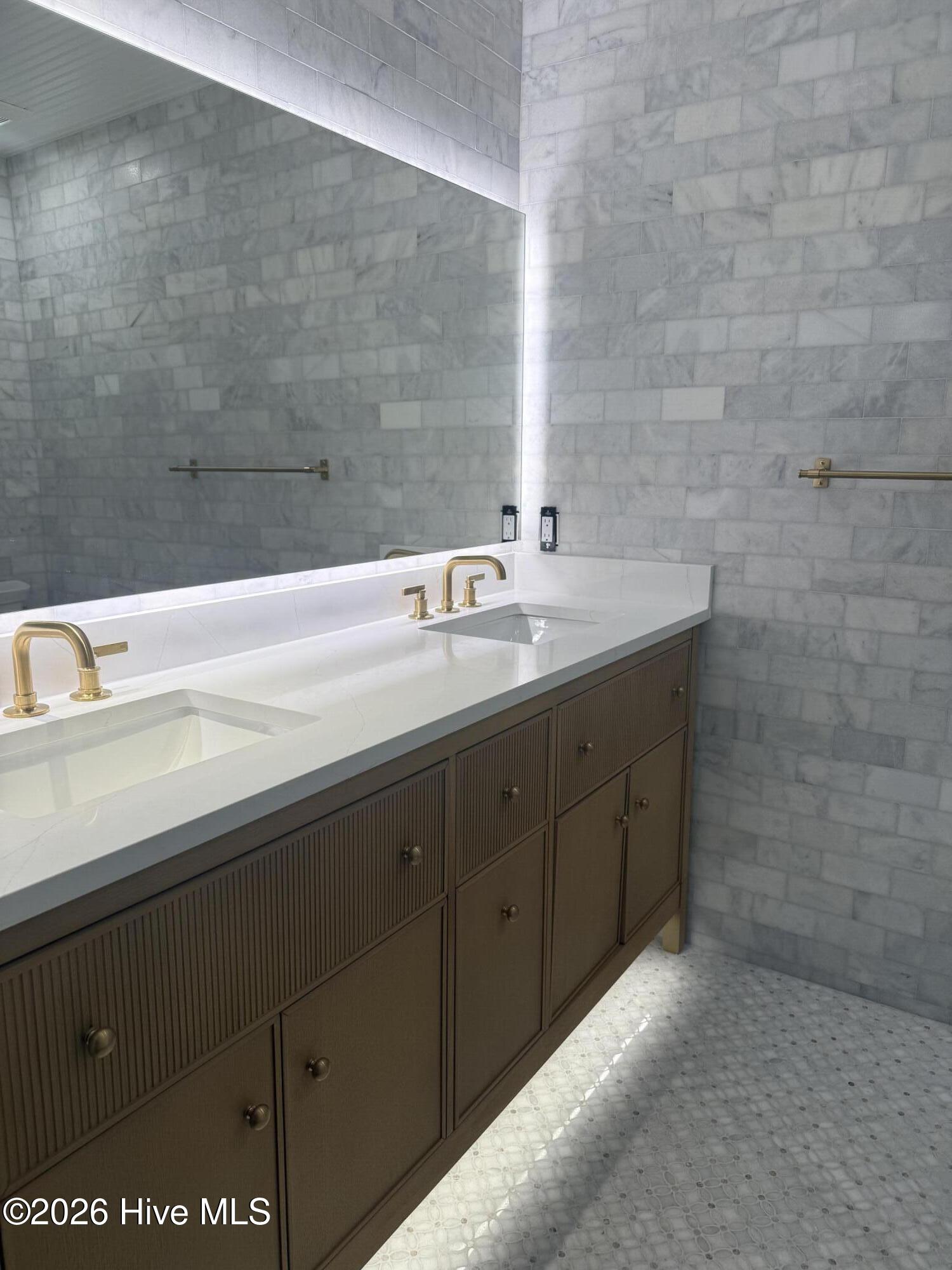 100518193 | Photo 51