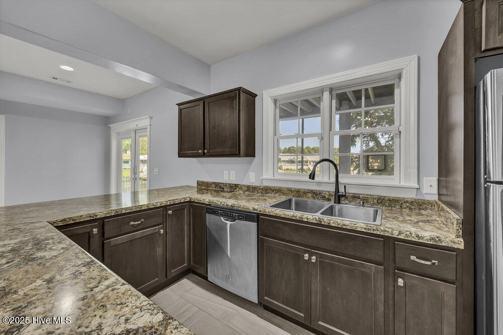 100531490 | Photo 10