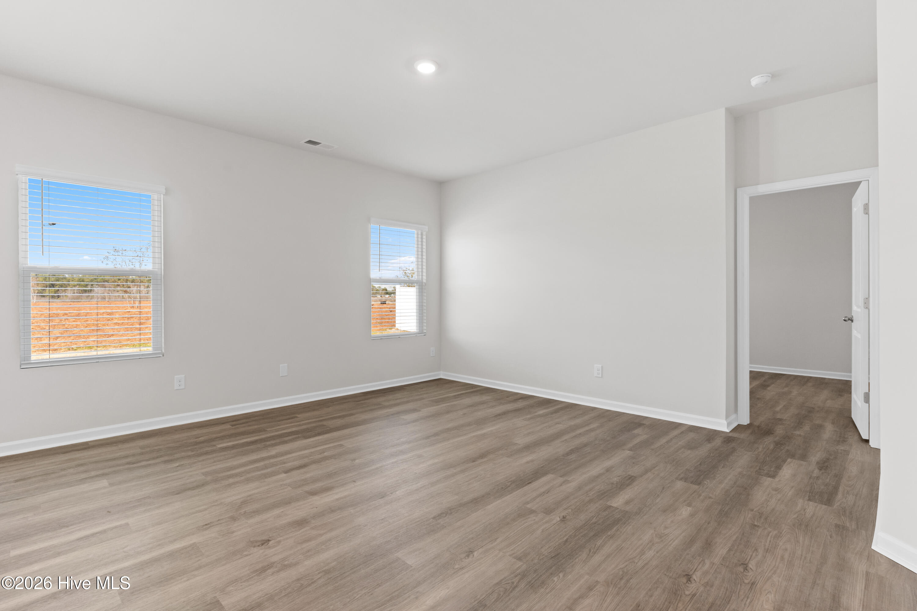 100538180 | Photo 43