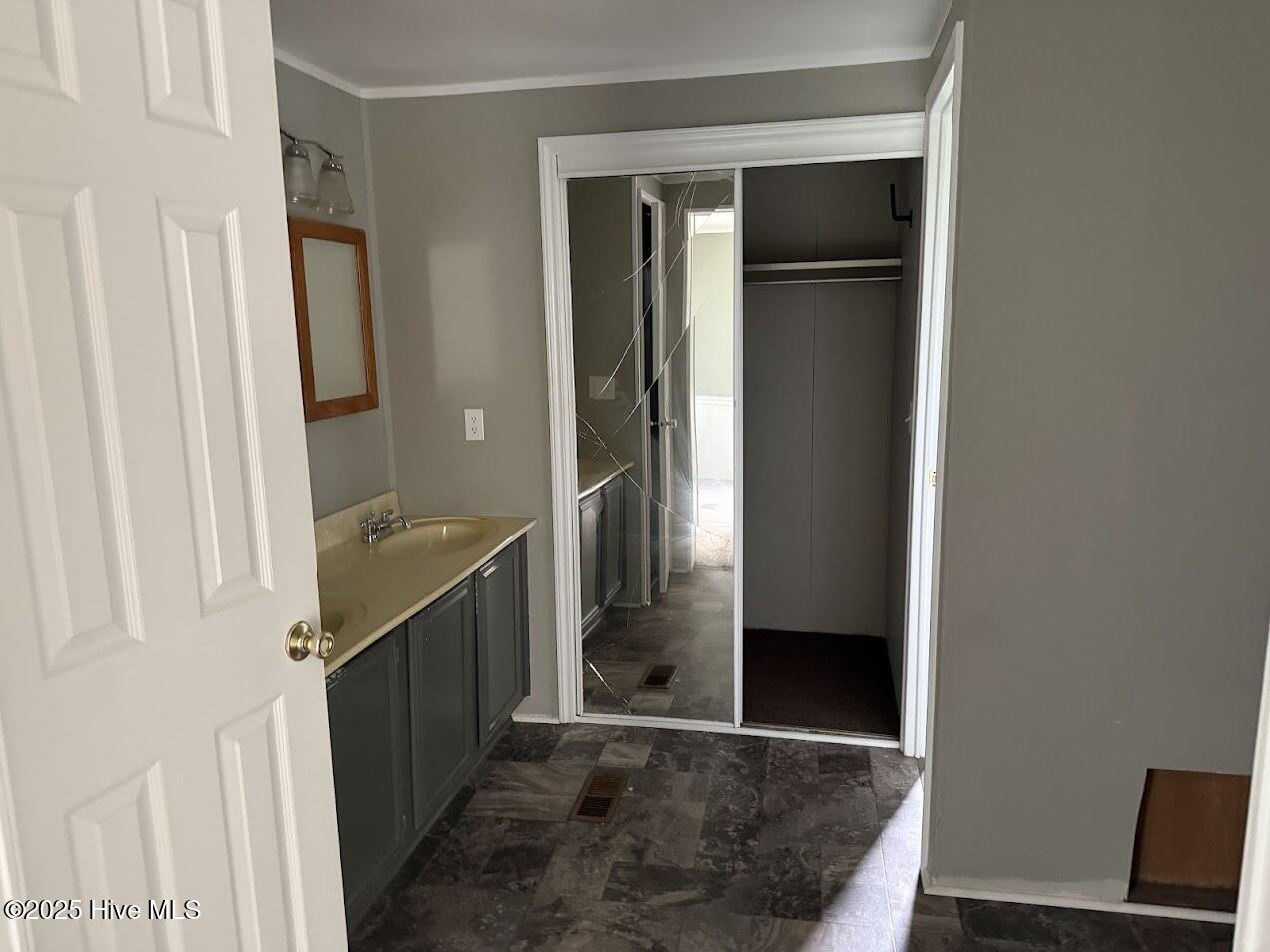 100486330 | Photo 22