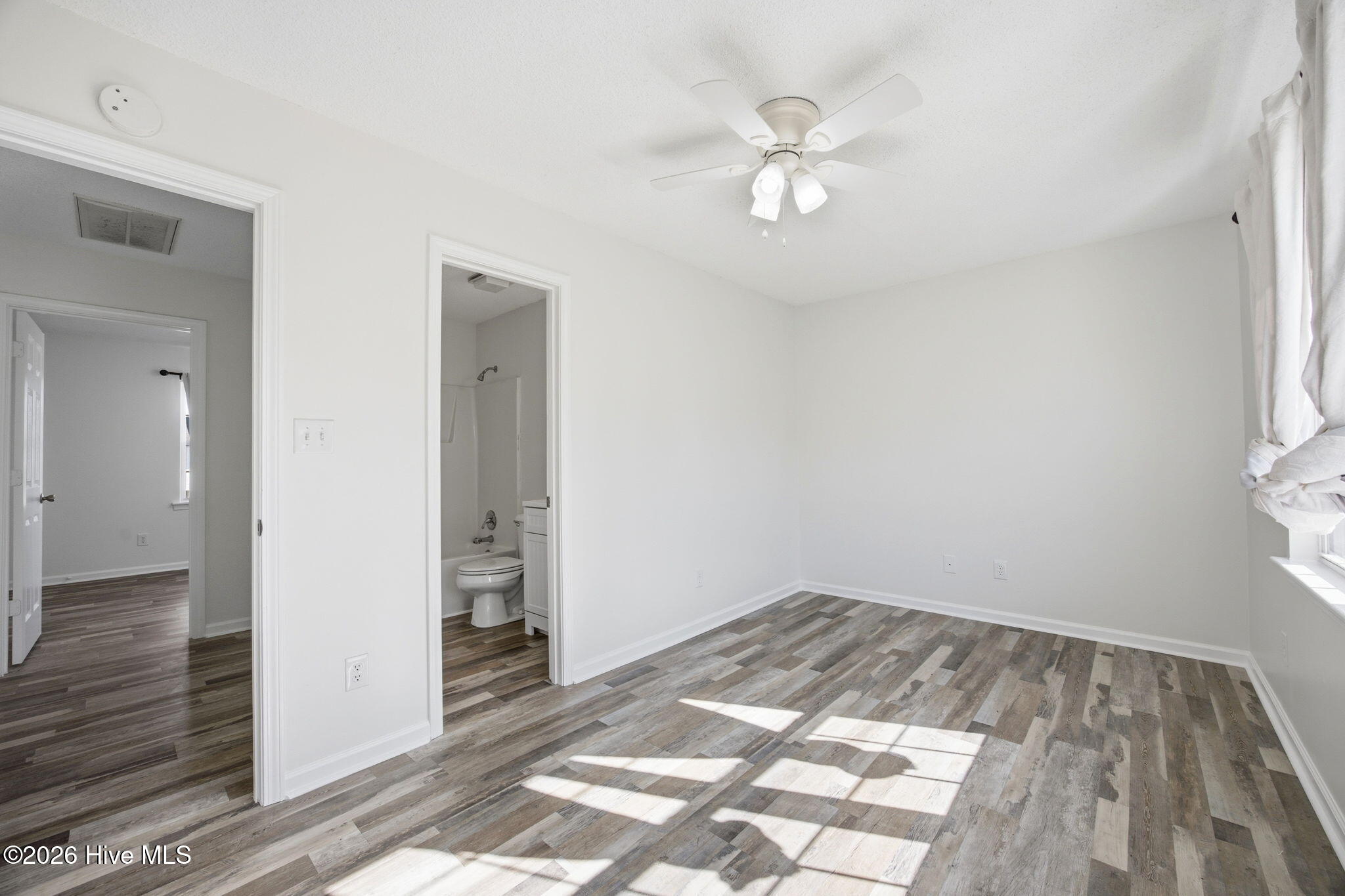 100568070 | Photo 11