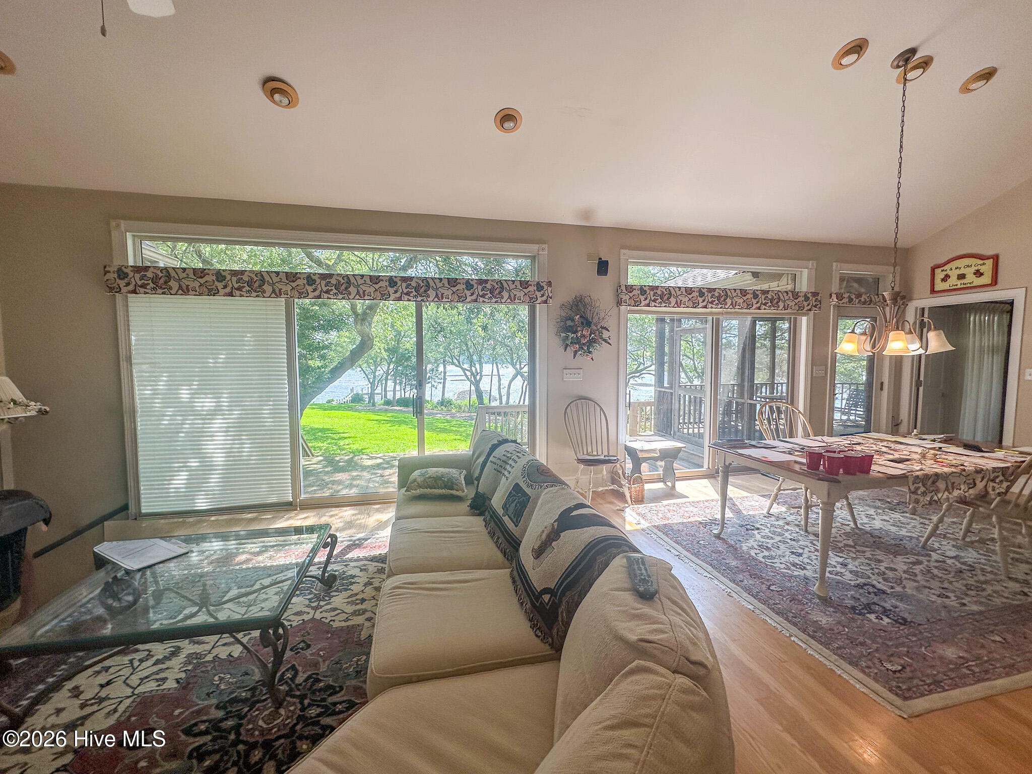 100551143 | Photo 36