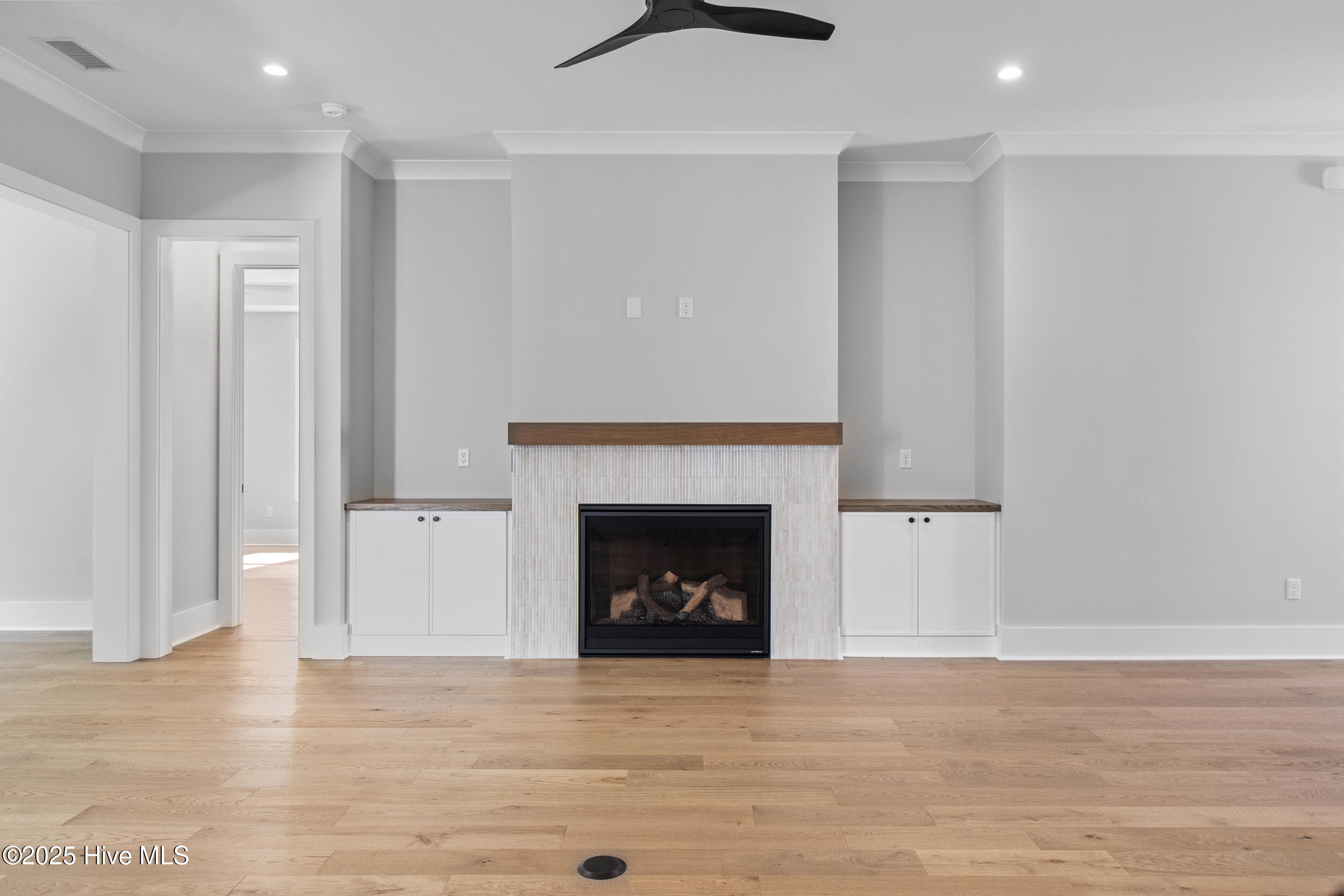 Natural gas fireplace