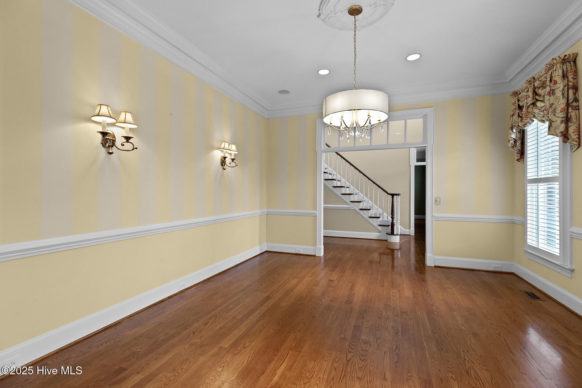 100545737 | Photo 13