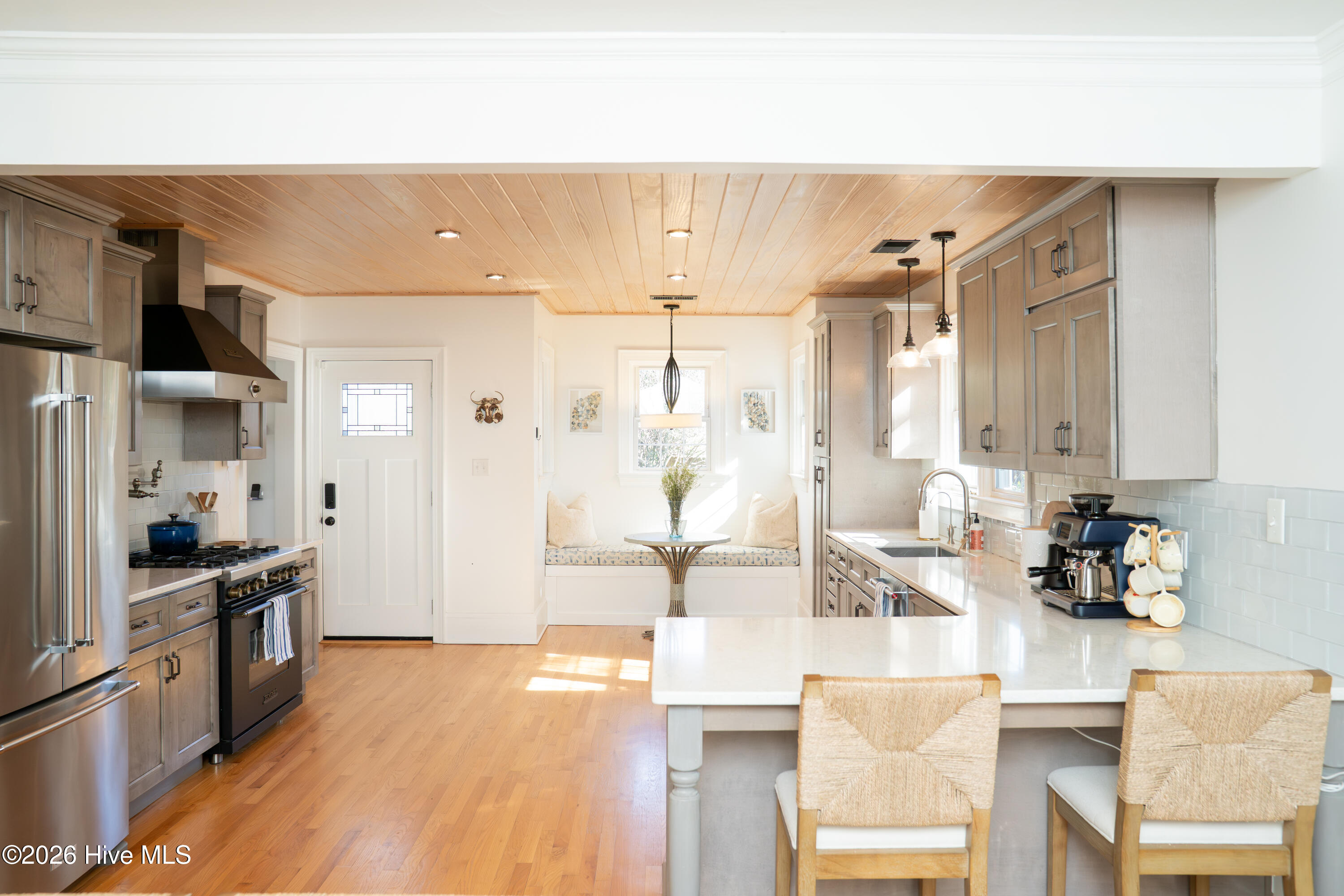 100558476 | Photo 16