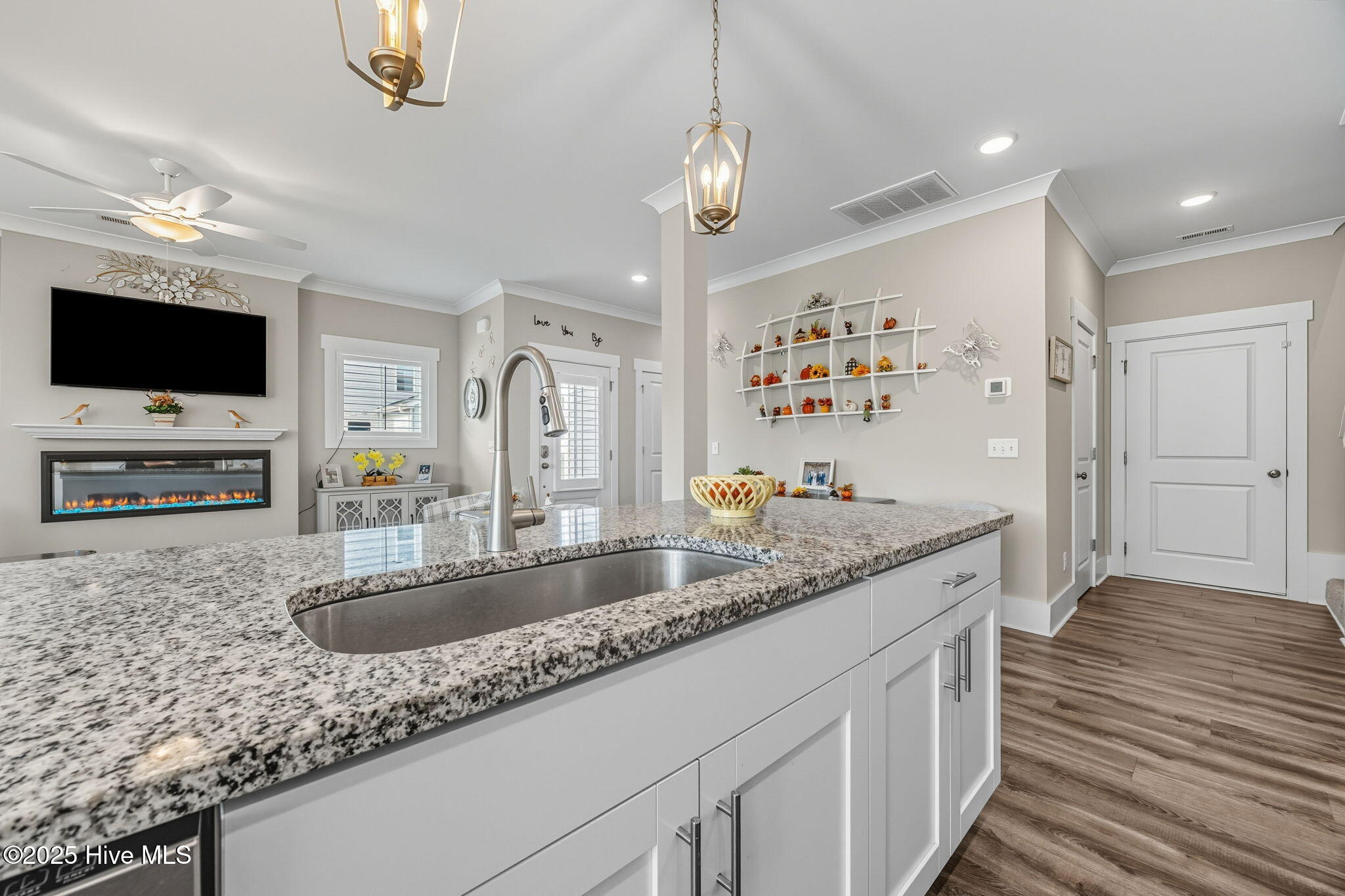 100533920 | Photo 16