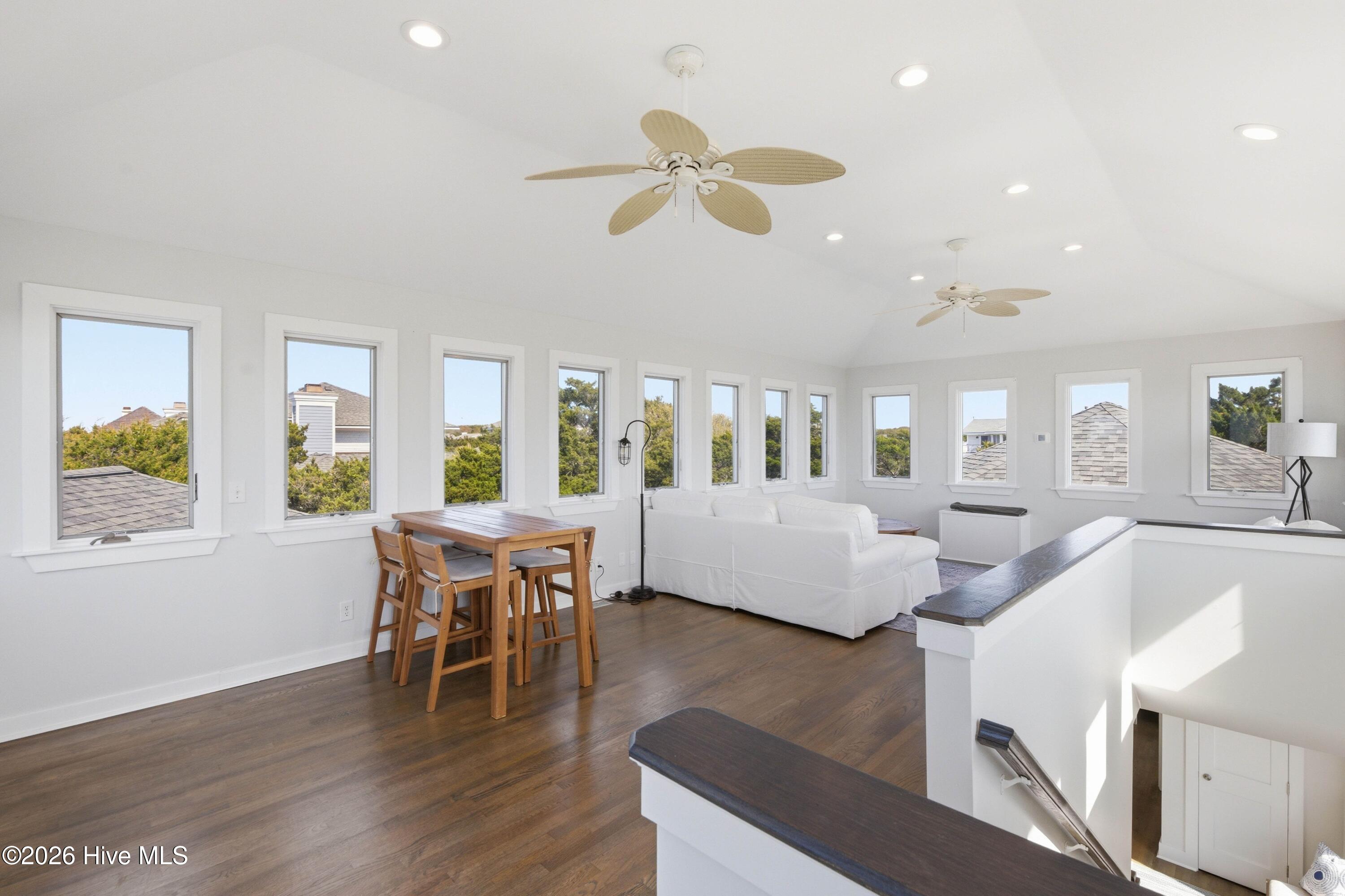 100560271 | Photo 30