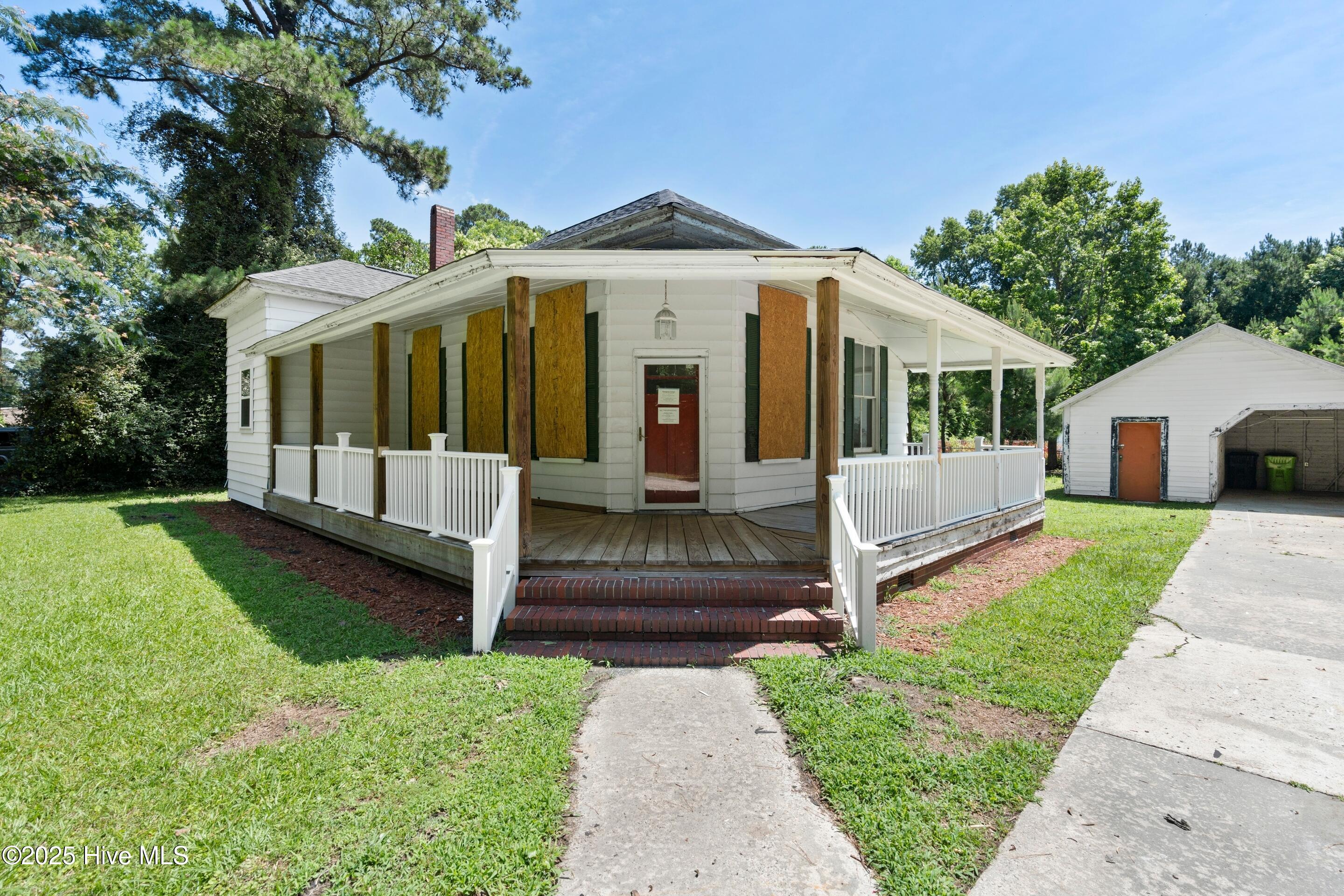 Homes for sale in Lake Waccamaw, NC | 401 Pecan Ln, Lake Waccamaw, NC 28450 | MLS# 100513299