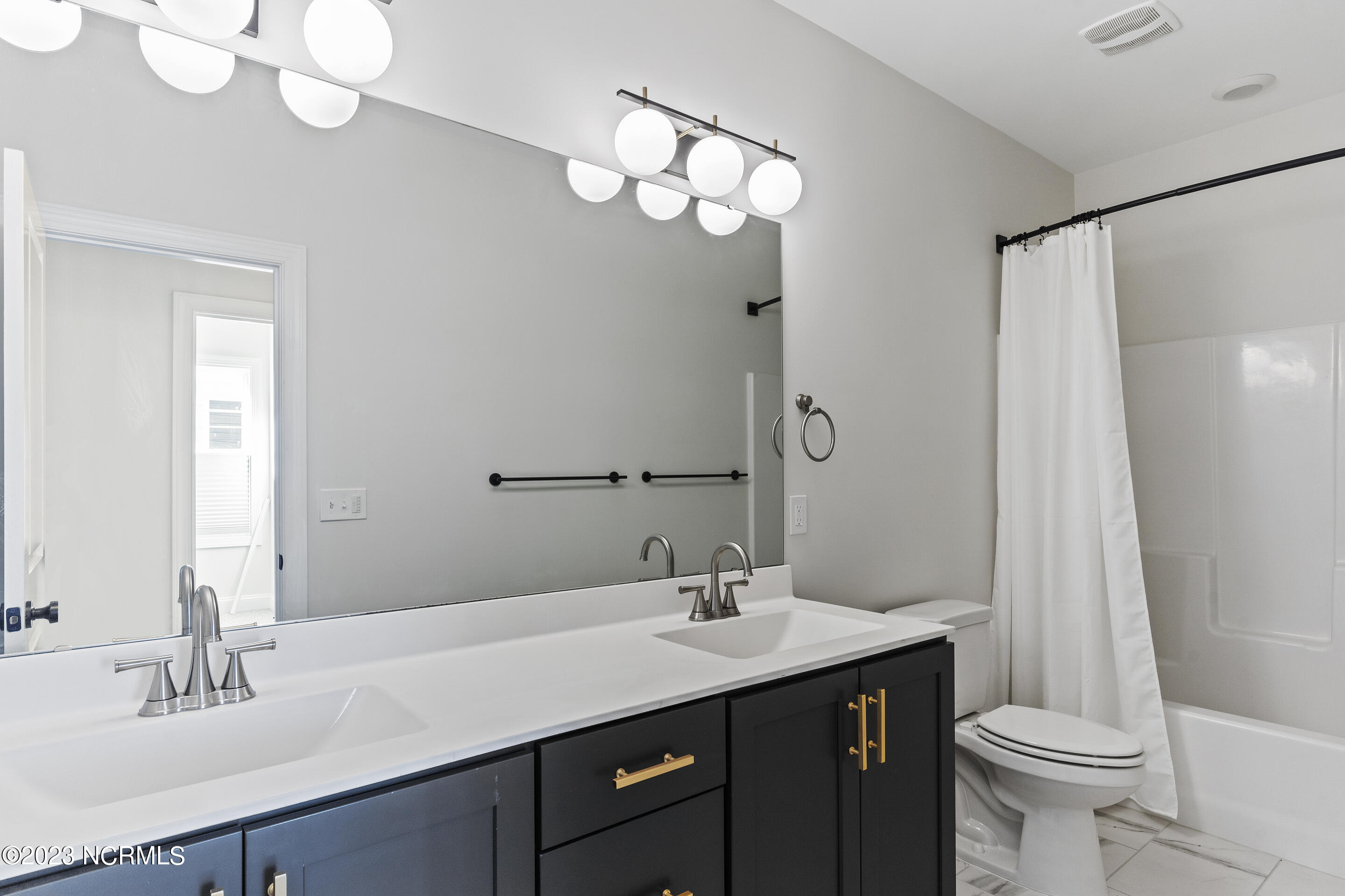 100547954 | Photo 23