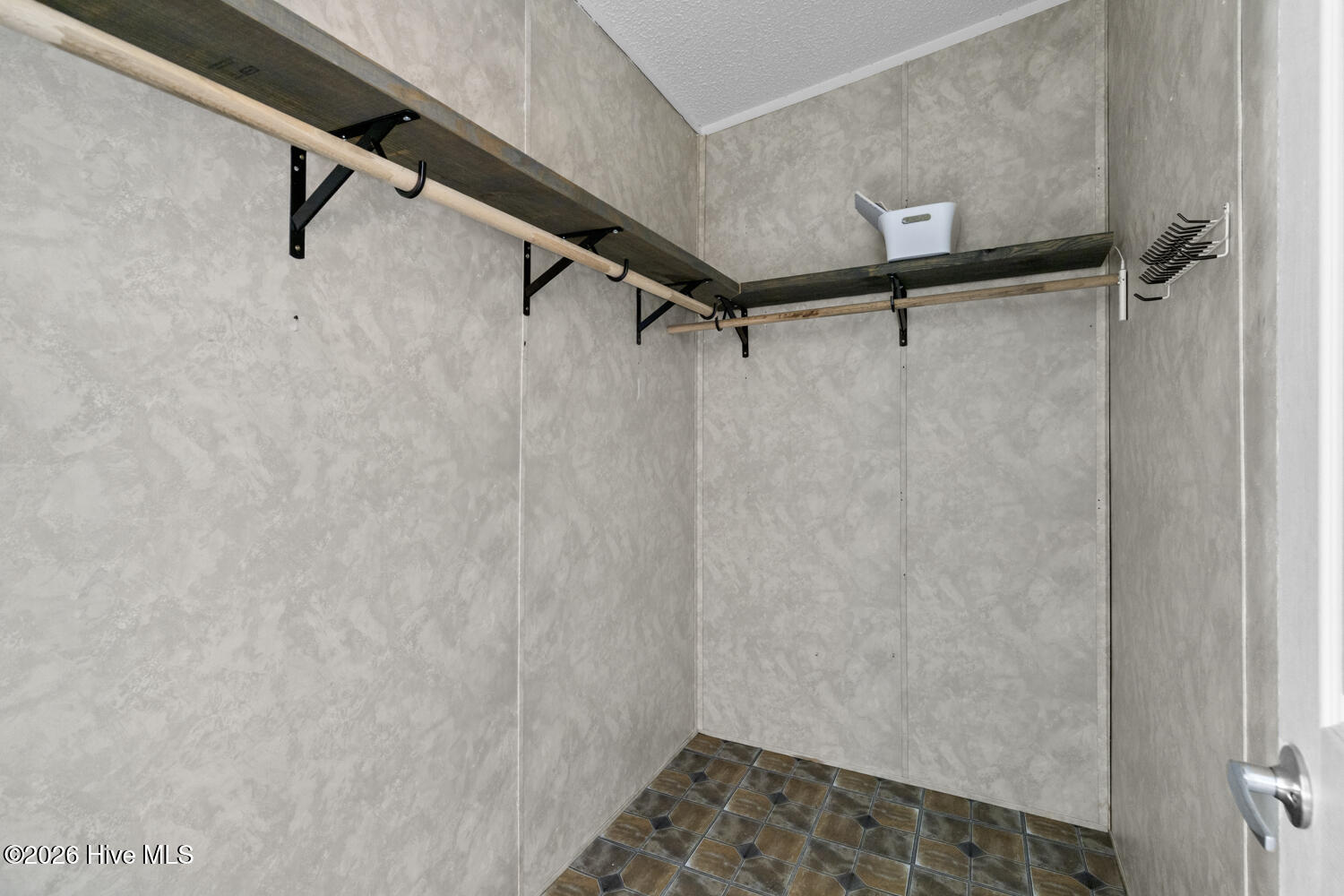 100550172 | Photo 11