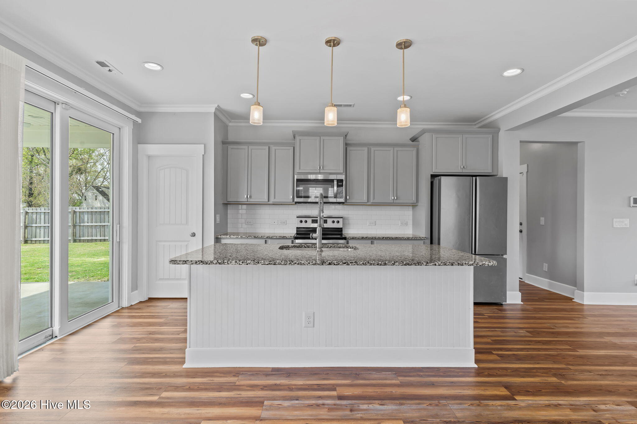 100562653 | Photo 15